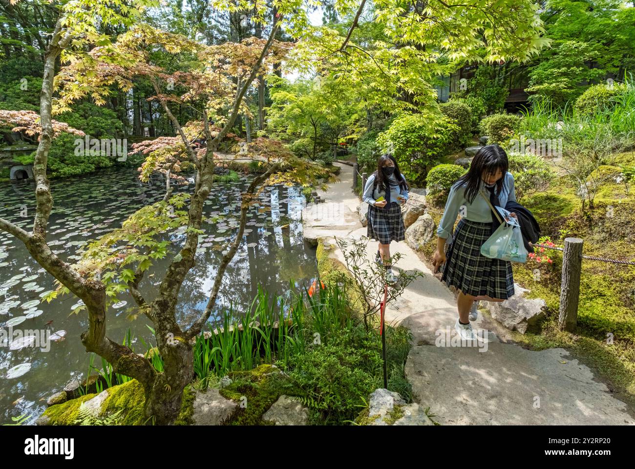Le studentesse passeggiano attraverso i giardini di Tenjuan, il complesso del tempio di Nanzen-ji, Kyoto, Giappone Foto Stock