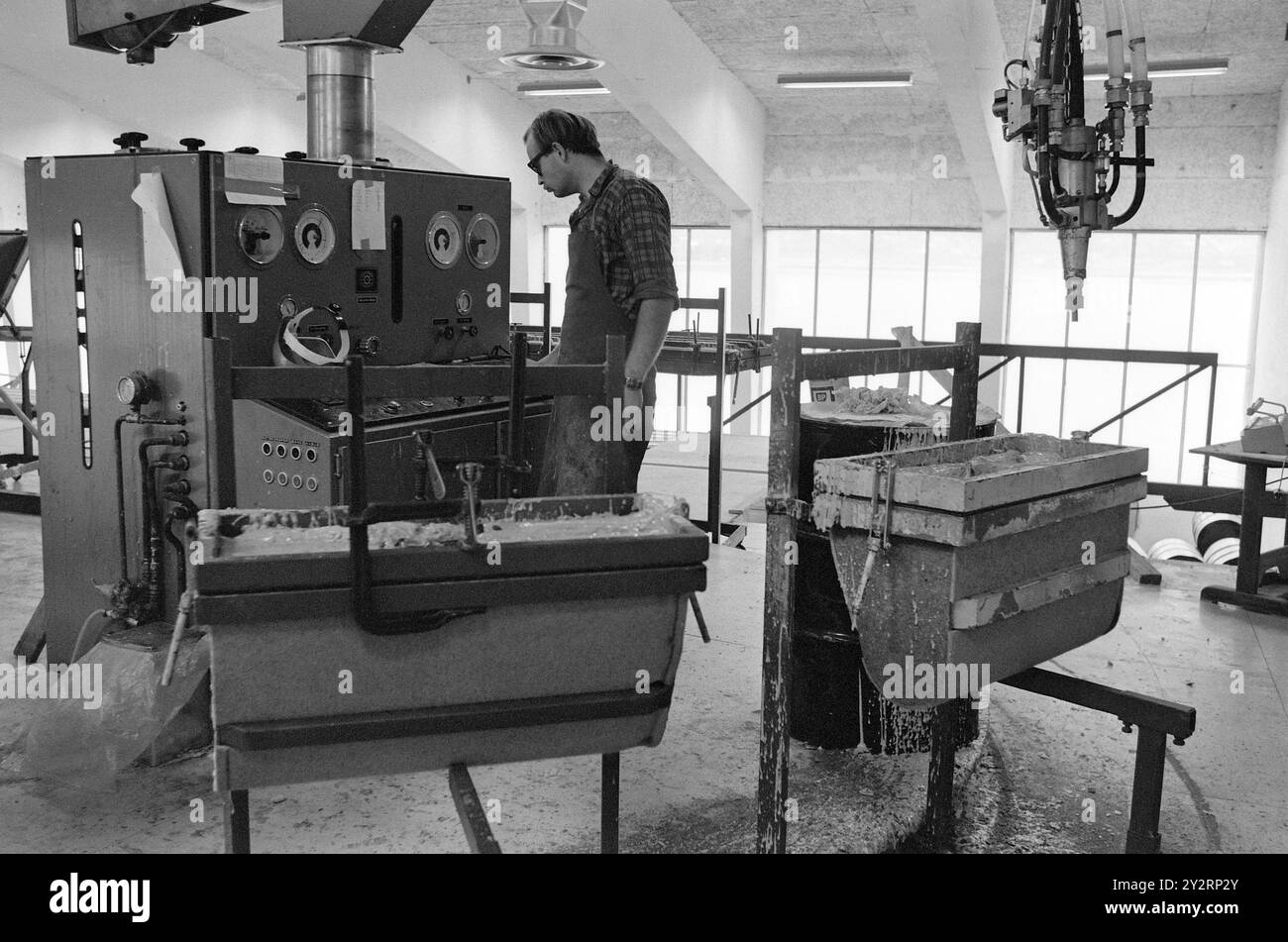Effettivo 52-3-1971: Clima duro per mobili. L'industria norvegese dei mobili è entrata in un clima più duro. Le importazioni di mobili aumentano di anno in anno. La concorrenza per i clienti si è intensificata. Ci sono persino fabbriche che trovano più redditizio importare le merci dall'estero che produrle loro stesse. Foto: Sverre A. Børretzen/Aktuell/NTB ***FOTO NON ELABORATA*** il testo dell'immagine è tradotto automaticamente Foto Stock
