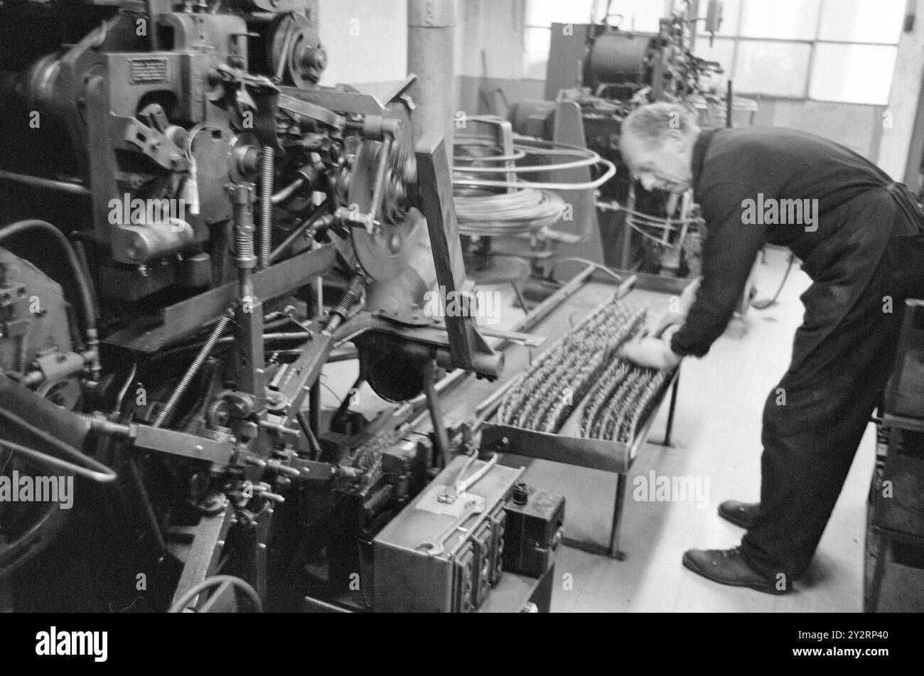Effettivo 52-3-1971: Clima duro per mobili. L'industria norvegese dei mobili è entrata in un clima più duro. Le importazioni di mobili aumentano di anno in anno. La concorrenza per i clienti si è intensificata. Ci sono persino fabbriche che trovano più redditizio importare le merci dall'estero che produrle loro stesse. Foto: Sverre A. Børretzen/Aktuell/NTB ***FOTO NON ELABORATA*** il testo dell'immagine è tradotto automaticamente Foto Stock