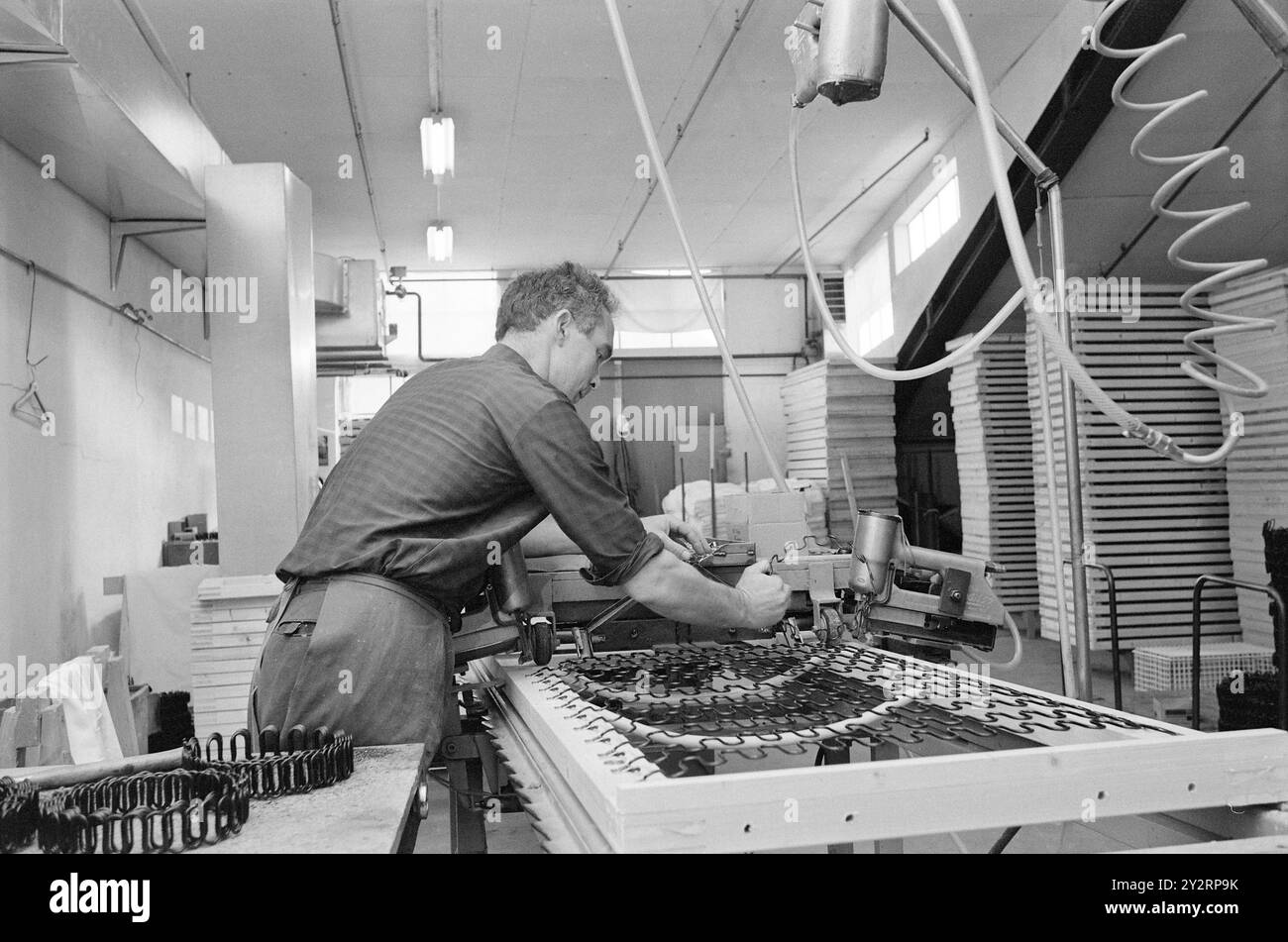 Effettivo 52-3-1971: Clima duro per mobili. L'industria norvegese dei mobili è entrata in un clima più duro. Le importazioni di mobili aumentano di anno in anno. La concorrenza per i clienti si è intensificata. Ci sono persino fabbriche che trovano più redditizio importare le merci dall'estero che produrle loro stesse. Foto: Sverre A. Børretzen/Aktuell/NTB ***FOTO NON ELABORATA*** il testo dell'immagine è tradotto automaticamente Foto Stock