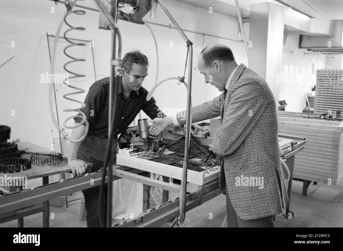 Effettivo 52-3-1971: Clima duro per mobili. L'industria norvegese dei mobili è entrata in un clima più duro. Le importazioni di mobili aumentano di anno in anno. La concorrenza per i clienti si è intensificata. Ci sono persino fabbriche che trovano più redditizio importare le merci dall'estero che produrle loro stesse. Foto: Sverre A. Børretzen/Aktuell/NTB ***FOTO NON ELABORATA*** il testo dell'immagine è tradotto automaticamente Foto Stock