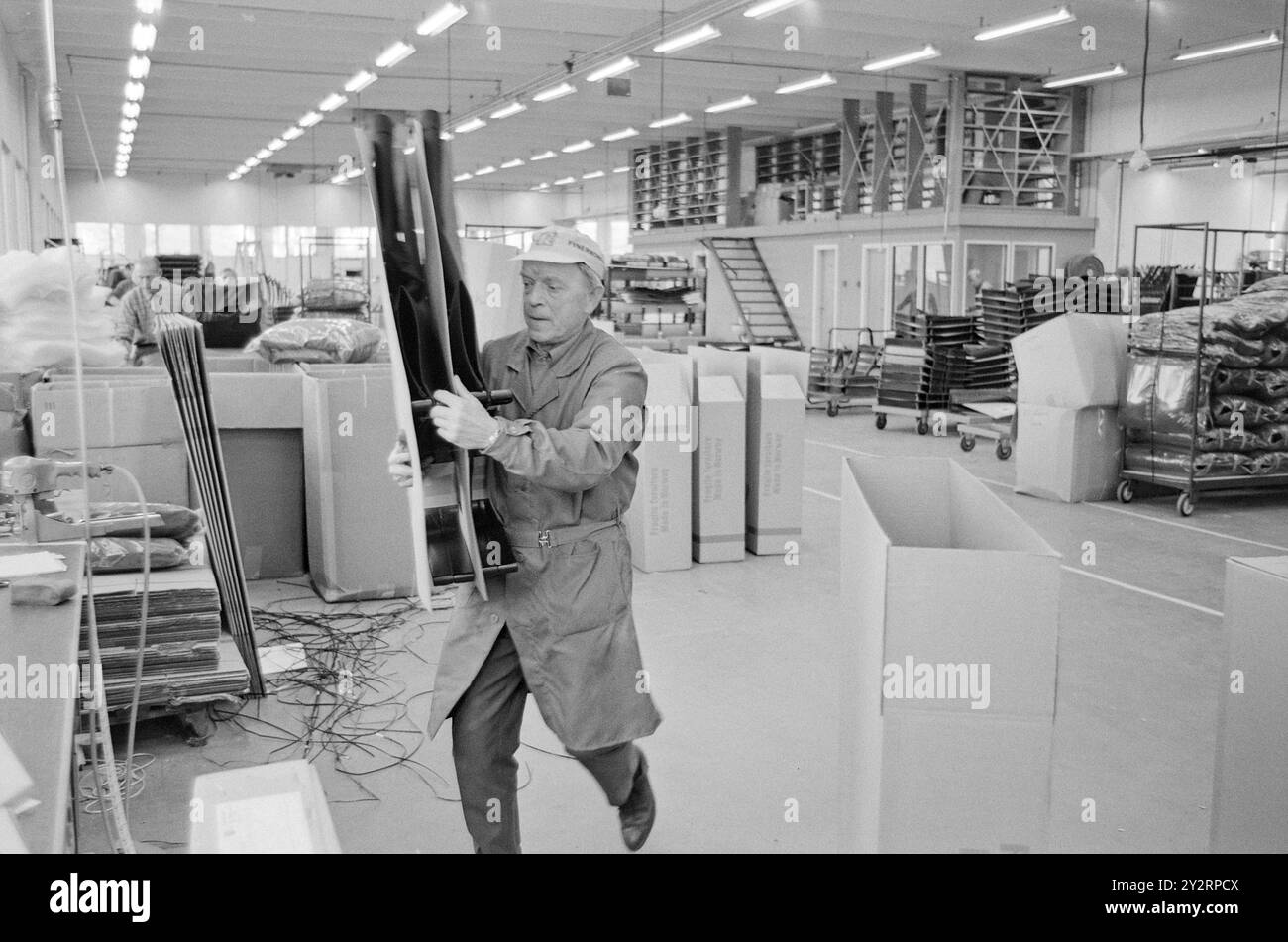 Effettivo 52-3-1971: Clima duro per mobili. L'industria norvegese dei mobili è entrata in un clima più duro. Le importazioni di mobili aumentano di anno in anno. La concorrenza per i clienti si è intensificata. Ci sono persino fabbriche che trovano più redditizio portare i beni dall'estero che produrli loro stessi. Foto: Sverre A. Børretzen/Aktuell/NTB ***FOTO NON ELABORATA*** il testo dell'immagine è tradotto automaticamente Foto Stock