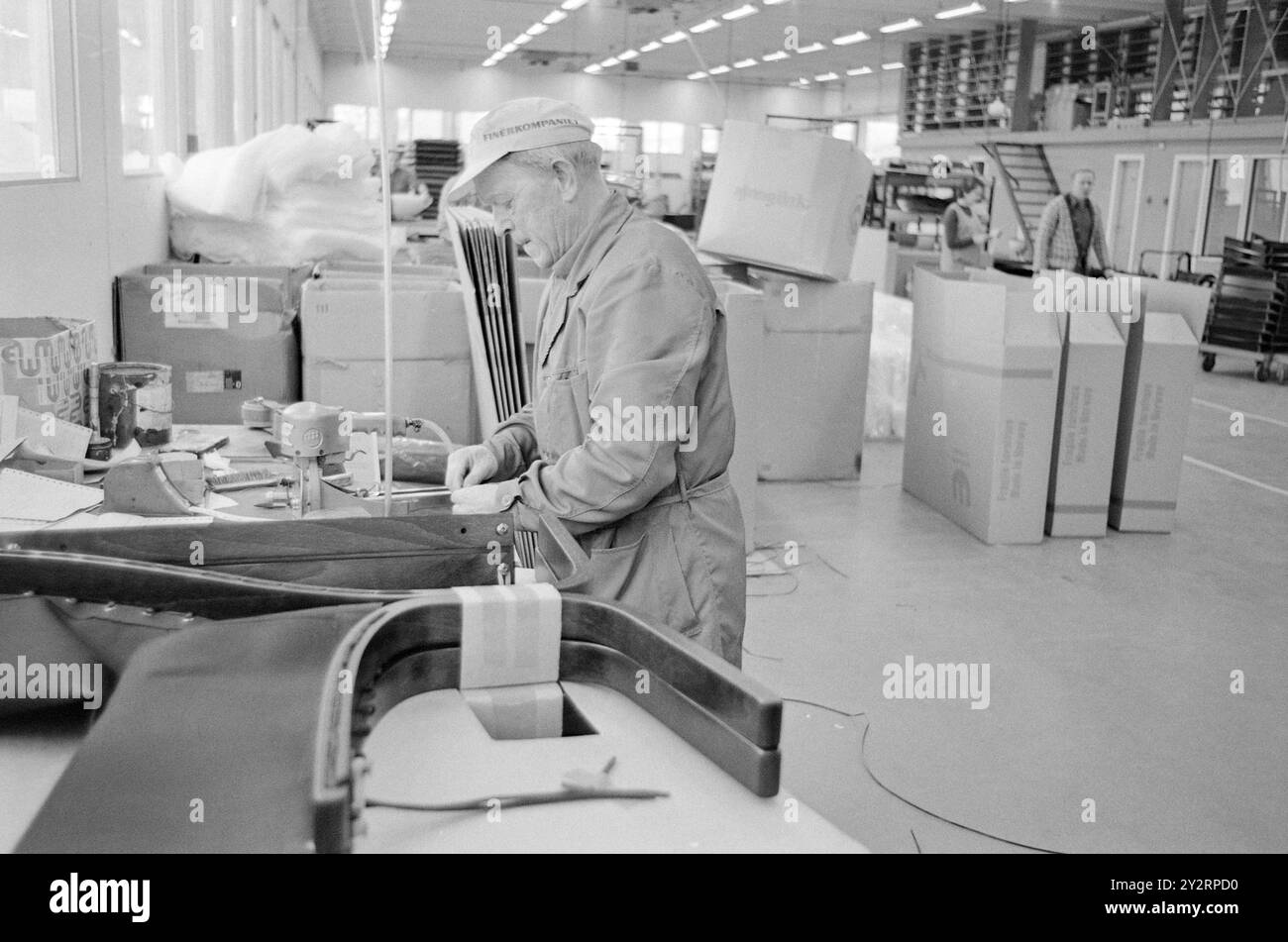 Effettivo 52-3-1971: Clima duro per mobili. L'industria norvegese dei mobili è entrata in un clima più duro. Le importazioni di mobili aumentano di anno in anno. La concorrenza per i clienti si è intensificata. Ci sono persino fabbriche che trovano più redditizio importare le merci dall'estero che produrle loro stesse. Foto: Sverre A. Børretzen/Aktuell/NTB ***FOTO NON ELABORATA*** il testo dell'immagine è tradotto automaticamente Foto Stock