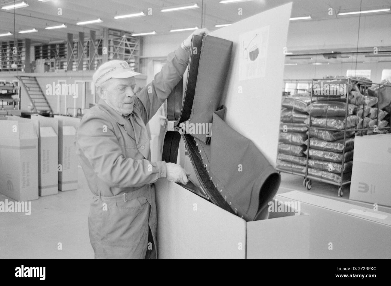 Effettivo 52-3-1971: Clima duro per mobili. L'industria norvegese dei mobili è entrata in un clima più duro. Le importazioni di mobili aumentano di anno in anno. La concorrenza per i clienti si è intensificata. Ci sono persino fabbriche che trovano più redditizio importare le merci dall'estero che produrle loro stesse. La produzione razionale richiede un trasporto razionale. L'intera sedia entra in questa modesta scatola. Foto: Sverre A. Børretzen/Aktuell/NTB ***FOTO NON ELABORATA*** il testo dell'immagine è tradotto automaticamente Foto Stock