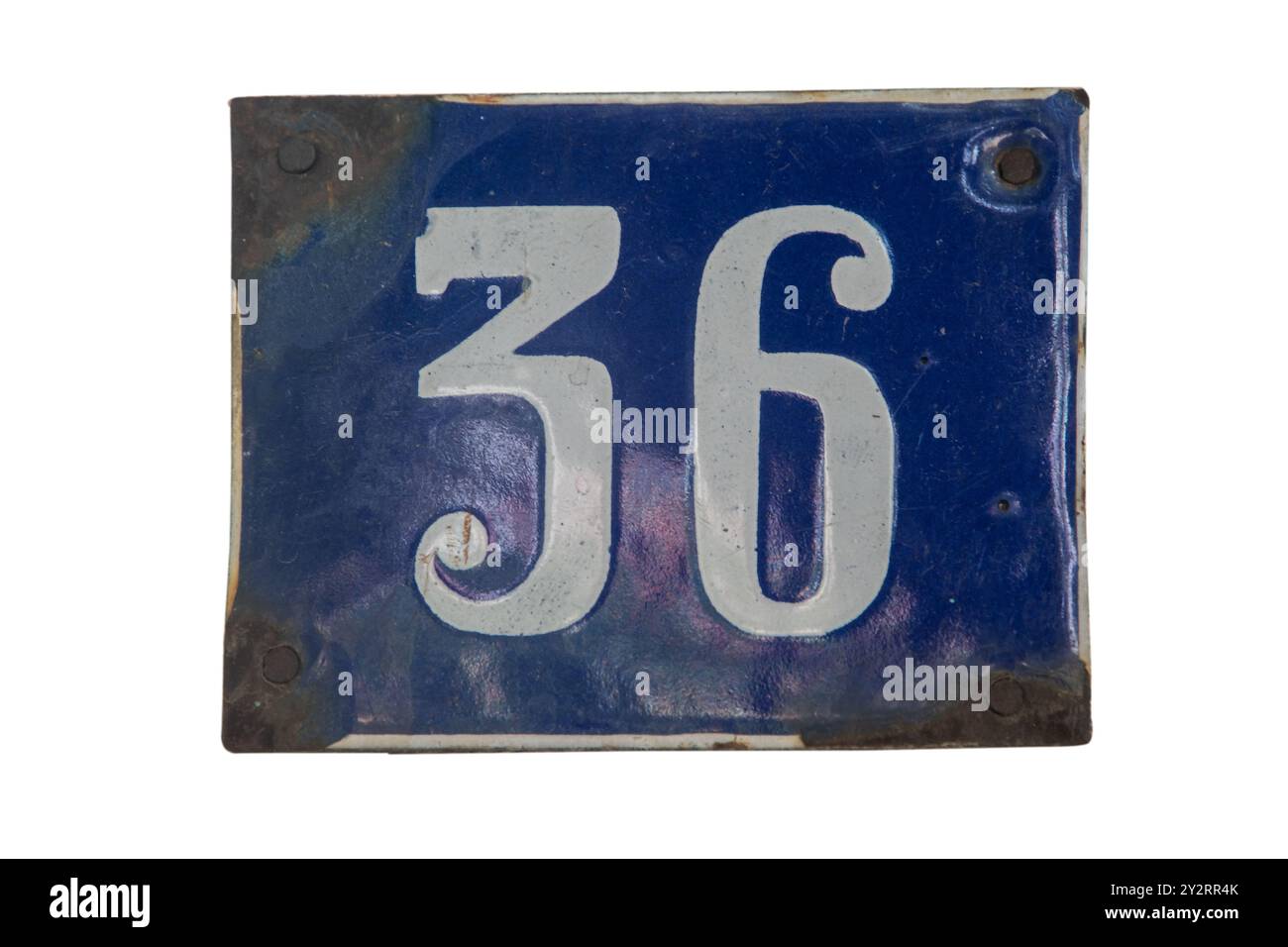 Piastra quadrata in metallo smaltato grunge resistente agli agenti atmosferici del numero di indirizzo stradale con numero 36 isolata su sfondo bianco Foto Stock