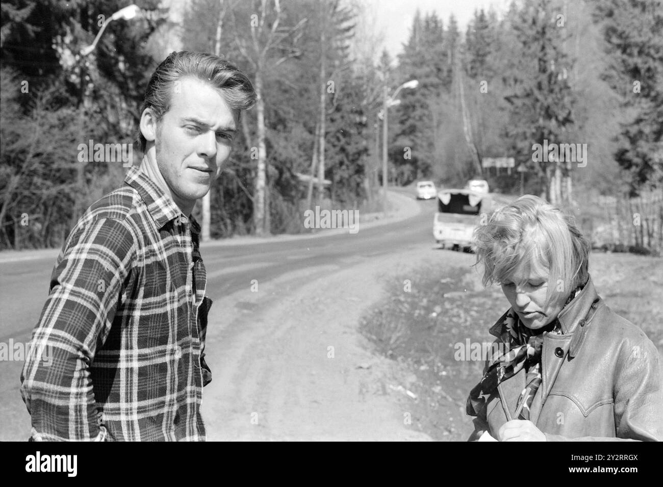 Effettivo 21 - 1 - 1971: Ma le auto non si sono arrestate. È nostro dovere aiutare una persona ferita. Ma quando Aktuell fece l'esperimento di mettere uno dei suoi dipendenti apparentemente ferito sul lato della strada, la reazione fu deludente. La stragrande maggioranza è appena passata. L'esperimento è stato condotto con l'aiuto benevolo della polizia stradale, ed è stato effettuato sul lato della strada sulla Strømsveien pesantemente trafficata di Oslo, dove c'erano opportunità di fermarsi senza creare un caos totale del traffico. Uno dei pochi che si è fermato ad aiutare. Foto: Ivar Aaserud / Aktuell / NTB ***P Foto Stock