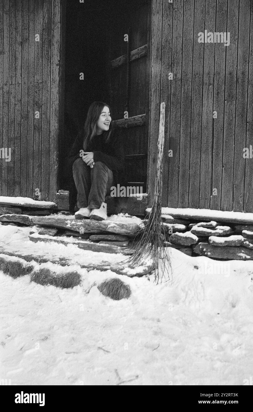 Effettivo 52-2-1971: Un posto a Sollia. Dieci o dodici giovani che si sono stancati del traffico e del trambusto della grande città e della vita stressante del nostro tempo si sono trasferiti a Sollia, nel comune di Stor-Elvdal. Si sono stabiliti in fattorie dismesse. Foto: Aage Storløkken / Aktuell / NTB ***FOTO NON ELABORATA*** il testo dell'immagine è tradotto automaticamente Foto Stock