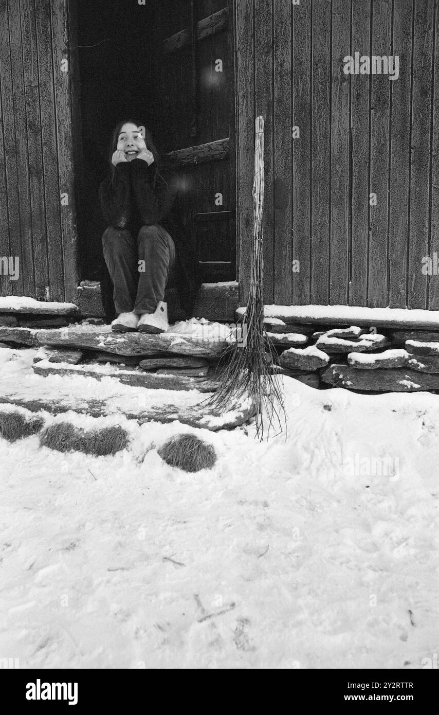 Effettivo 52-2-1971: Un posto a Sollia. Dieci o dodici giovani che si sono stancati del traffico e del trambusto della grande città e della vita stressante del nostro tempo si sono trasferiti a Sollia, nel comune di Stor-Elvdal. Si sono stabiliti in fattorie dismesse. Foto: Aage Storløkken / Aktuell / NTB ***FOTO NON ELABORATA*** il testo dell'immagine è tradotto automaticamente Foto Stock