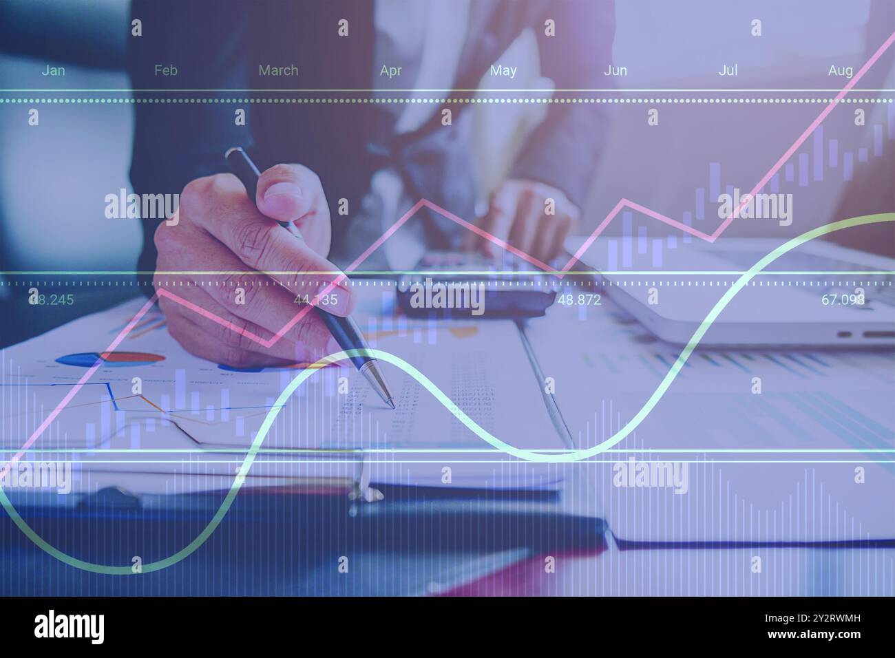 Uomo d'affari che analizza documenti finanziari e grafici con una sovrapposizione di dati digitali che rappresenta la crescita e le tendenze del mercato. Foto Stock