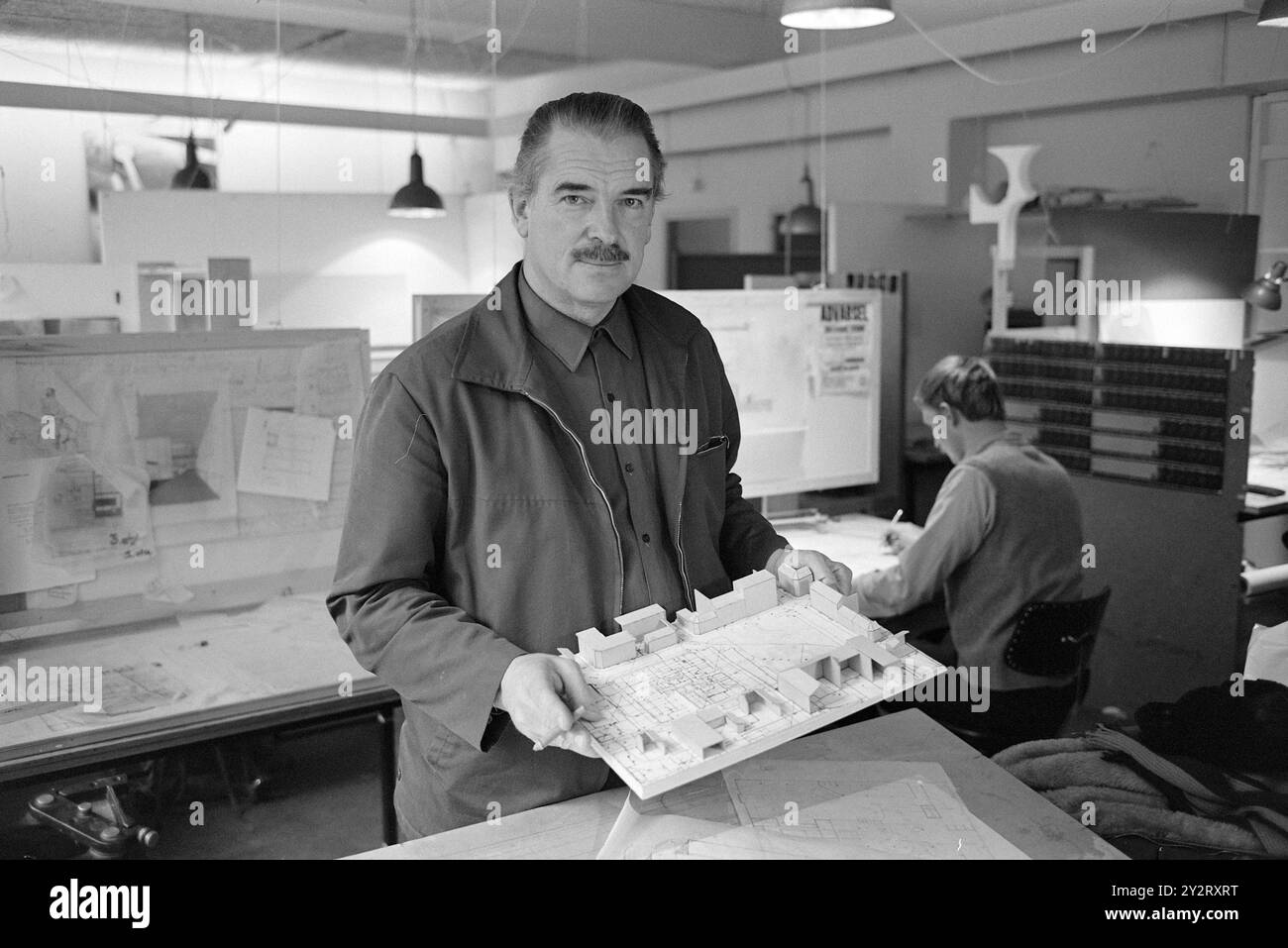 Attuale 8 - 5 - 1971: L'architetto-professore radicale. Un anno fa è diventato l'ex canadese Robert Esdaile, 52esimo anno, destinato ad assumere la cattedra vacante nel dipartimento di architettura della scuola norvegese Institute of Technology. Ma ci vorrebbe molto tempo perché la menzione fosse un dato di fatto. Foto: Ivar Aaserud/Aktuell/NTB ***FOTO NON ELABORATA*** il testo dell'immagine è tradotto automaticamente Foto Stock