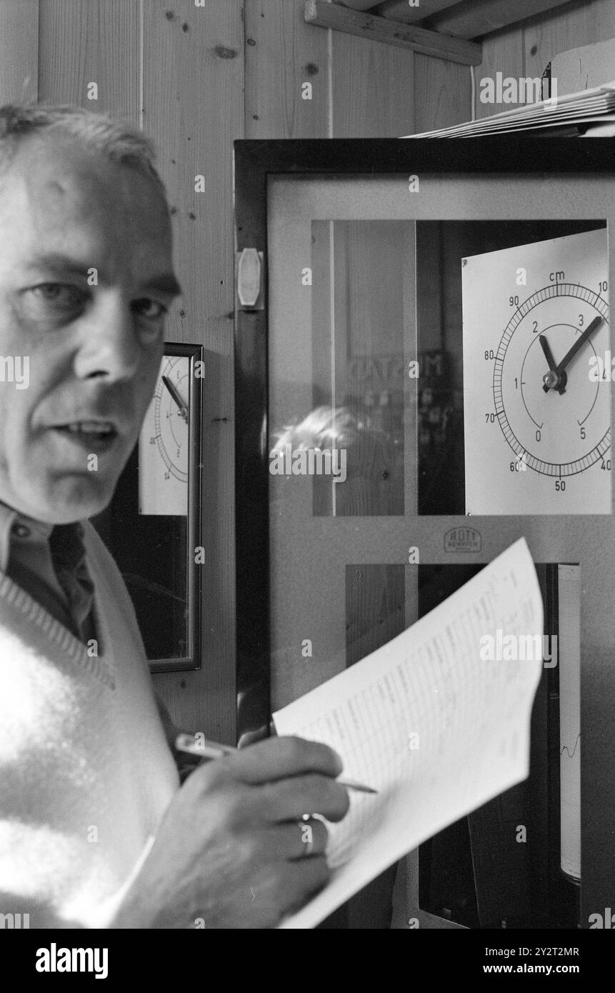 Corrente 48B-4-1971 : Zero metri sul livello del mare. Tregde, a pochi chilometri da Mandal, ha una funzione speciale come stazione di misurazione ufficiale per il livello dell'acqua in Norvegia. Una piccola sfera e un dispositivo di misurazione forniscono la base per il livello di altezza nelle nostre mappe, triangolazioni e triangolazioni municipali. L'inerzia è l'area più stabile ed è adatta come "punto zero". Oslo sale, ad esempio 4 millimetri all'anno. Supervisore Bjørn Pedersen con il dispositivo di registrazione. Due volte al mese invia le registrazioni al dipartimento geodetico. Foto: Sverre A. Børretzen / Aktuell / NTB ***NON FOTO Foto Stock