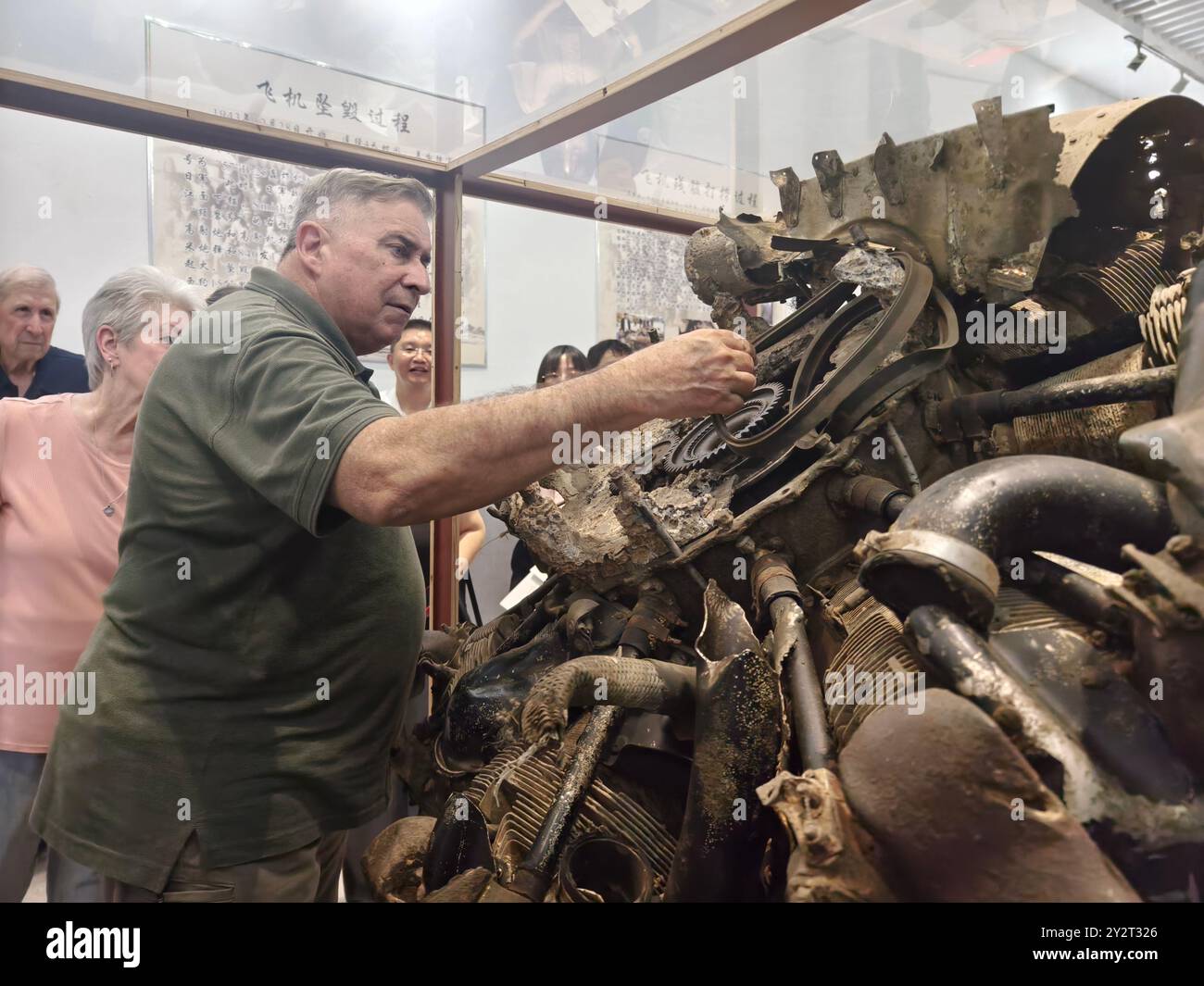 Hefei, la provincia cinese di Anhui. 10 settembre 2024. Jeffrey Greene, presidente della sino-American Aviation Heritage Foundation, ha un tocco del relitto dei bombardieri Flying Tigers esposti in una mostra nel villaggio di Huimin ad Anqing City, nella provincia di Anhui, nella Cina orientale, il 10 settembre 2024. PER ANDARE CON "China Focus: Flying Tigers", la storica eredità di spicco dell'amicizia tra Cina e Stati Uniti" crediti: Guo Chen/Xinhua/Alamy Live News Foto Stock