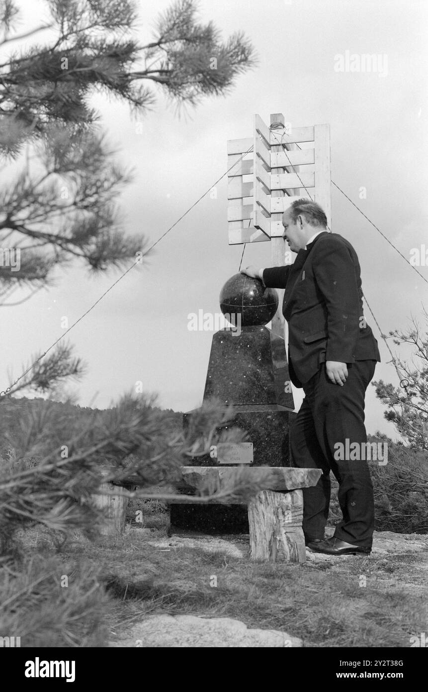 Corrente 48B-4-1971 : Zero metri sul livello del mare. Tregde, a pochi chilometri da Mandal, ha una funzione speciale come stazione di misurazione ufficiale per il livello dell'acqua in Norvegia. Una piccola sfera e un dispositivo di misurazione forniscono la base per il livello di altezza nelle nostre mappe, triangolazioni e triangolazioni municipali. L'inerzia è l'area più stabile ed è adatta come "punto zero". Oslo sale, ad esempio 4 millimetri all'anno. Foto: Sverre A. Børretzen / Aktuell / NTB ***FOTO NON ELABORATA*** il testo dell'immagine è tradotto automaticamente Foto Stock
