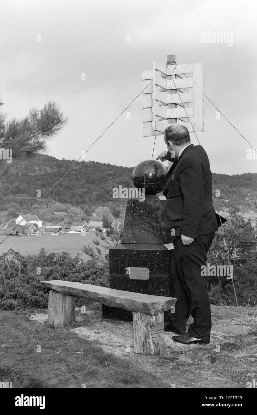 Corrente 48B-4-1971 : Zero metri sul livello del mare. Tregde, a pochi chilometri da Mandal, ha una funzione speciale come stazione di misurazione ufficiale per il livello dell'acqua in Norvegia. Una piccola sfera e un dispositivo di misurazione forniscono la base per il livello di altezza nelle nostre mappe, triangolazioni e triangolazioni municipali. L'inerzia è l'area più stabile ed è adatta come "punto zero". Oslo sale, ad esempio 4 millimetri all'anno. Foto: Sverre A. Børretzen / Aktuell / NTB ***FOTO NON ELABORATA*** il testo dell'immagine è tradotto automaticamente Foto Stock