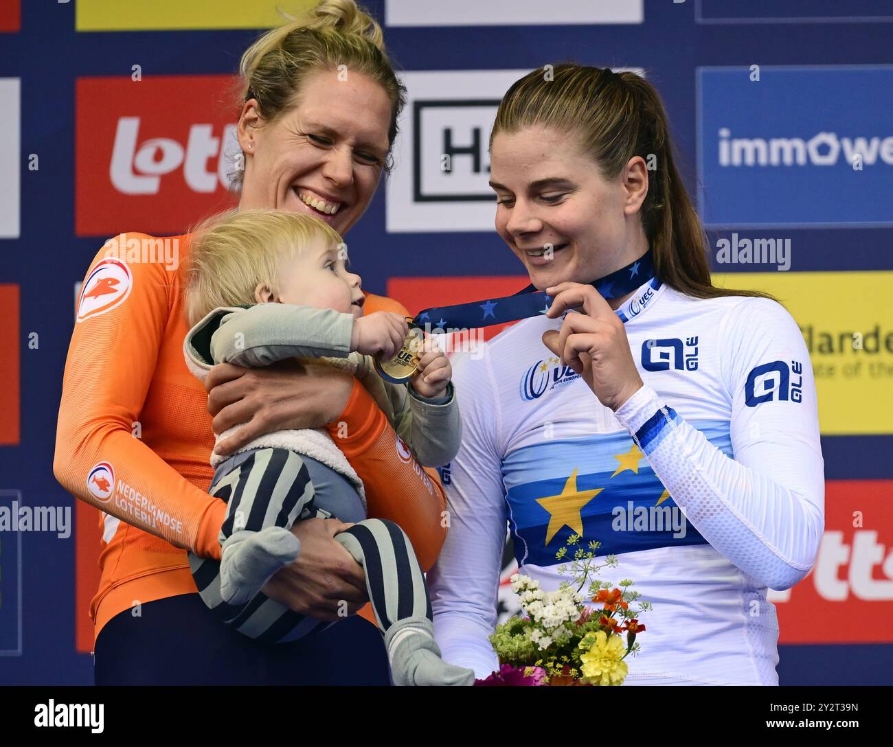 Hasselt, Belgio. 11 settembre 2024. Olandese Ellen Van Dijk, vincitrice della medaglia d'argento e belga Lotte Kopecky, vincitrice della medaglia d'oro nella foto sul podio della prova a tempo Elite Women al Campionato europeo 2024, a Hasselt, mercoledì 11 settembre 2024. I Campionati europei di ciclismo su strada 2024 si svolgeranno dall'11 al 15 settembre a Limburgo, in Belgio. BELGA FOTO DIRK WAEM credito: Belga News Agency/Alamy Live News Foto Stock