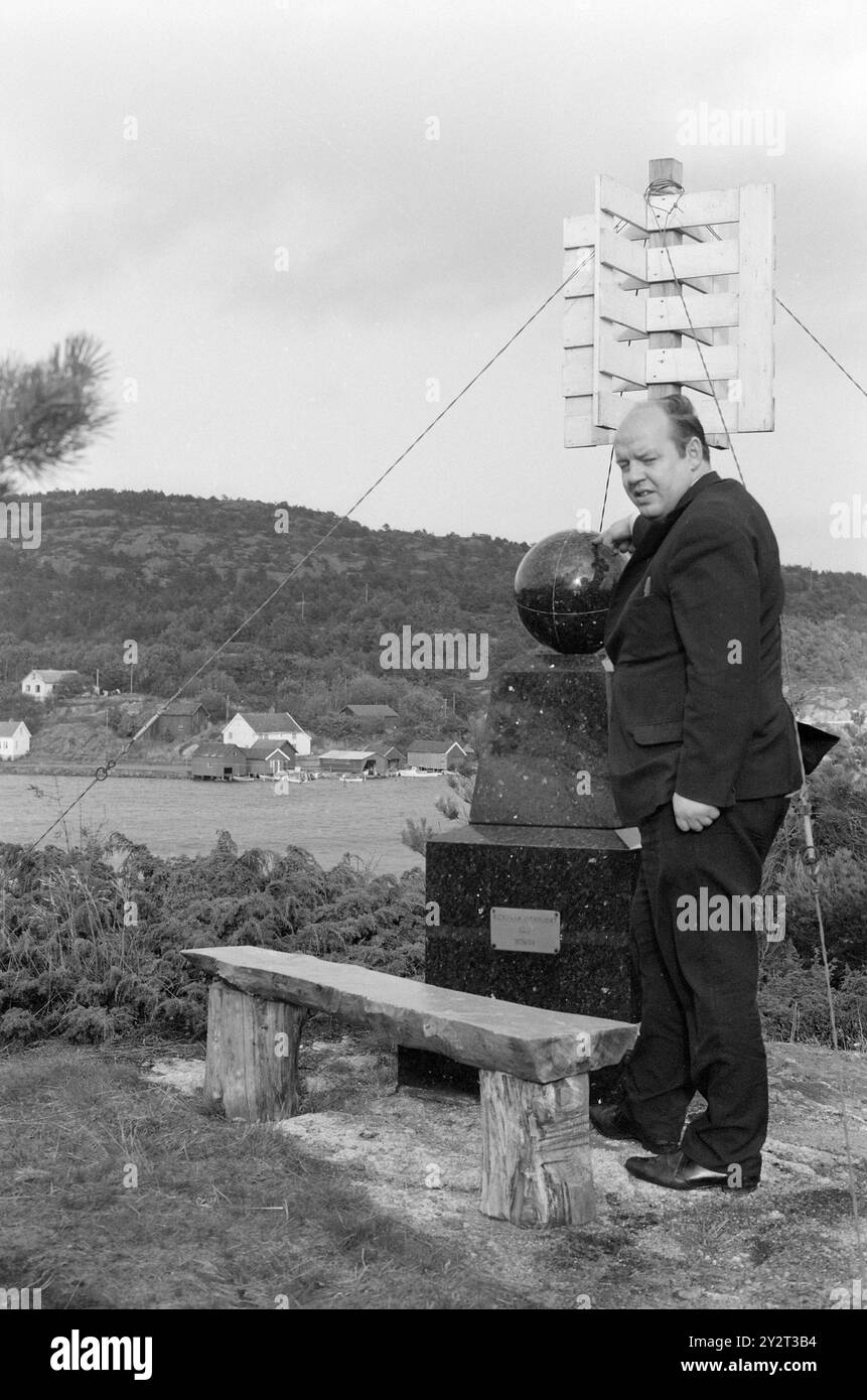 Corrente 48B-4-1971 : Zero metri sul livello del mare. Tregde, a pochi chilometri da Mandal, ha una funzione speciale come stazione di misurazione ufficiale per il livello dell'acqua in Norvegia. Una piccola sfera e un dispositivo di misurazione forniscono la base per il livello di altezza nelle nostre mappe, triangolazioni e triangolazioni municipali. L'inerzia è l'area più stabile ed è adatta come "punto zero". Oslo sale, ad esempio 4 millimetri all'anno. Foto: Sverre A. Børretzen / Aktuell / NTB ***FOTO NON ELABORATA*** il testo dell'immagine è tradotto automaticamente Foto Stock