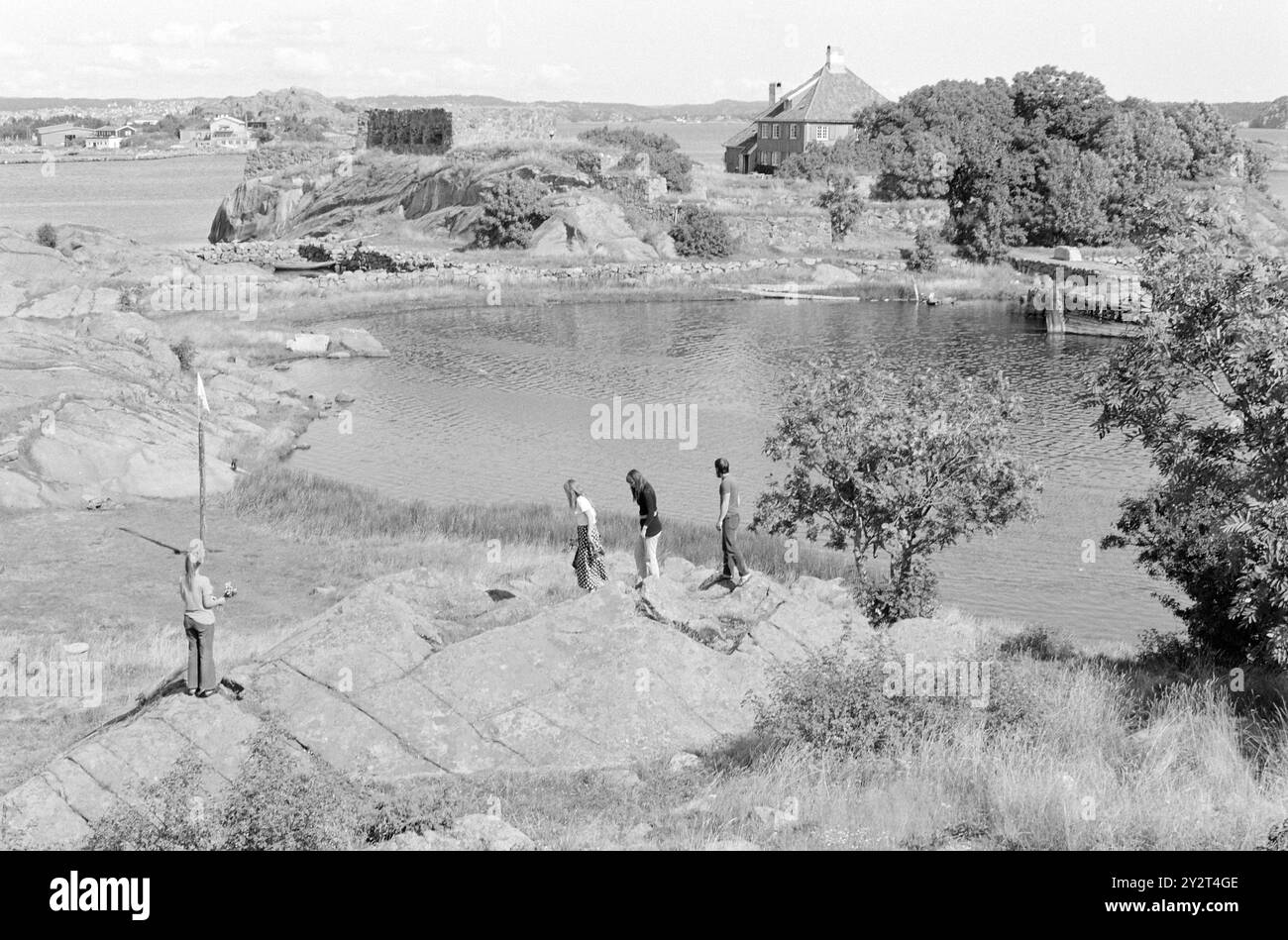 Attuale 34 - 3 - 1971: Isola estiva per gli artisti sul Citadeløya appena fuori Stavern, gli artisti visivi hanno avuto il loro paradiso estivo per 60 anni. L'isola è stata fonte di ispirazione per artisti noti e meno conosciuti. Oggi, c'è anche un rinnovato interesse a preservare i valori culturali e storici dell'isola. Giovani artisti in una passeggiata estiva sull'isola variegata. Sia gli uccelli che le piante sono ricchi e caratteristici. Foto: Aage Storløkken / Aktuell / NTB ***FOTO NON ELABORATA*** il testo dell'immagine è tradotto automaticamente Foto Stock
