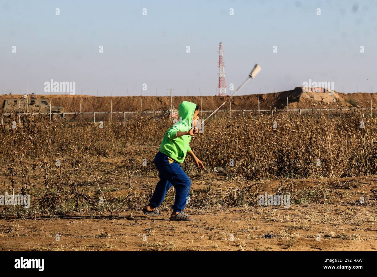 Striscia di Gaza, Palestina, 10 maggio 2019. I manifestanti palestinesi si scontrano con i soldati israeliani vicino ad Abu Safiya nella parte settentrionale della Striscia di Gaza durante la grande marcia del ritorno di venerdì. Secondo il Ministero della salute di Gaza, il palestinese Abdullah Abd al-AAL, 24 anni, è stato ucciso dal fuoco israeliano durante le proteste di frontiera di questo venerdì a est di Rafah, nella striscia di Gaza meridionale. I palestinesi hanno lanciato lapidato contro le truppe israeliane, mentre l'esercito israeliano ha usato lacrime Gaza, proiettili vivi e di gomma contro i manifestanti. Un certo numero di manifestanti ha sofferto di inalazioni di gas lacrimogeni e ferite da arma da fuoco in diversi siti Foto Stock