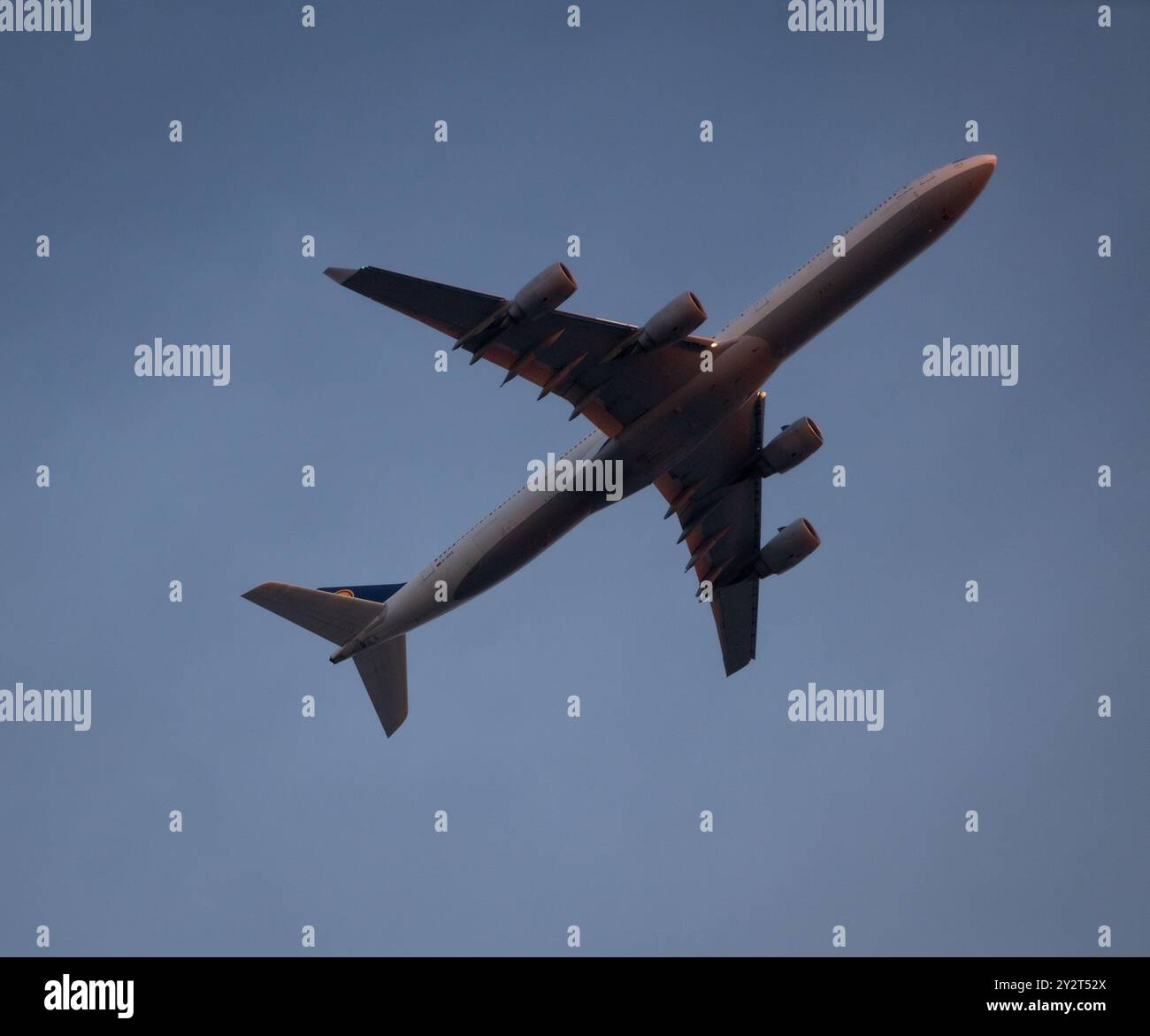 Un Airbus 340-600 della Lufthansa Airlines che vola in cielo dopo essere partito da Boston, contro il cielo limpido Foto Stock