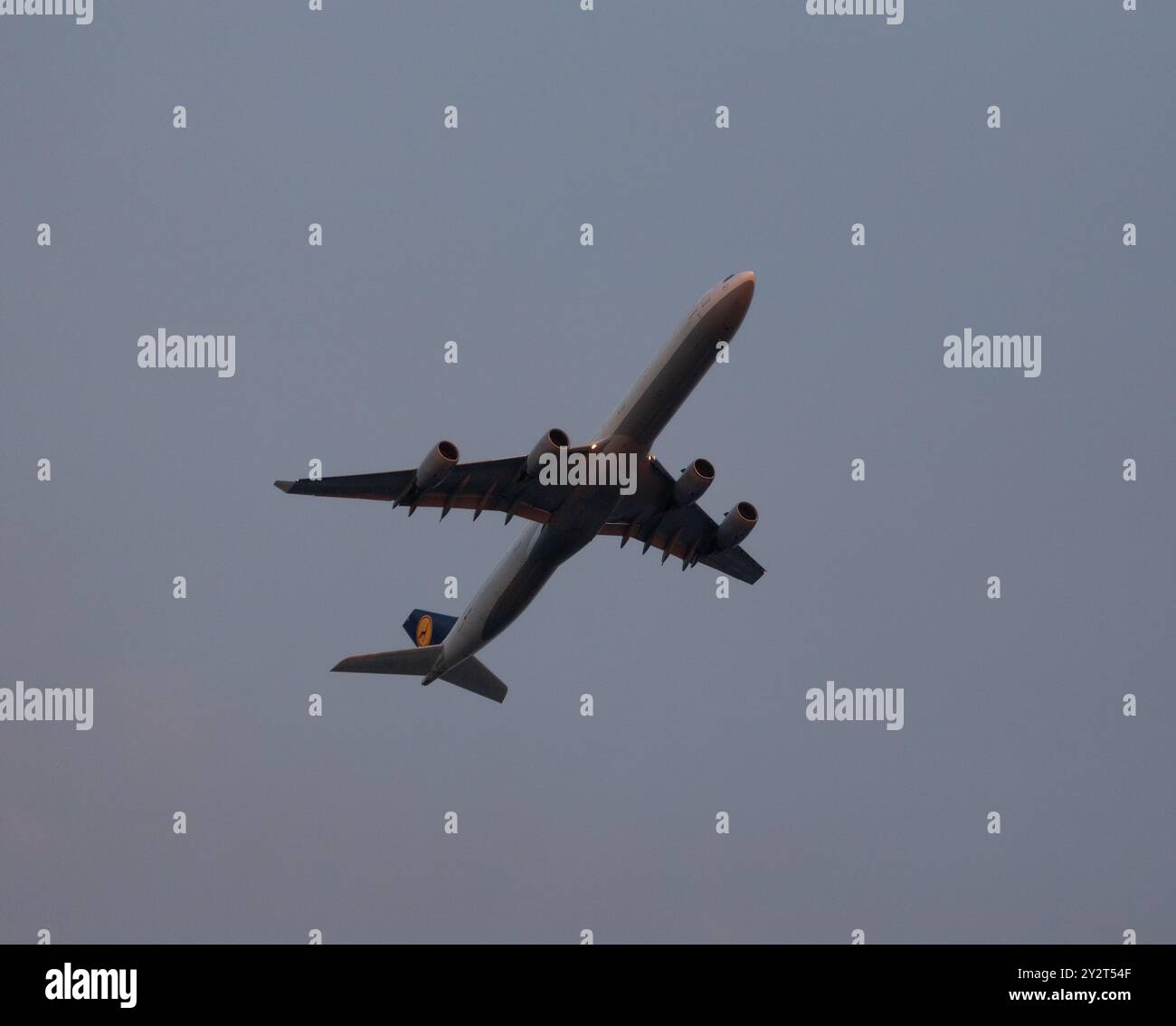 Un Airbus 340-600 della Lufthansa Airlines che vola in cielo dopo essere partito da Boston, contro il cielo limpido Foto Stock