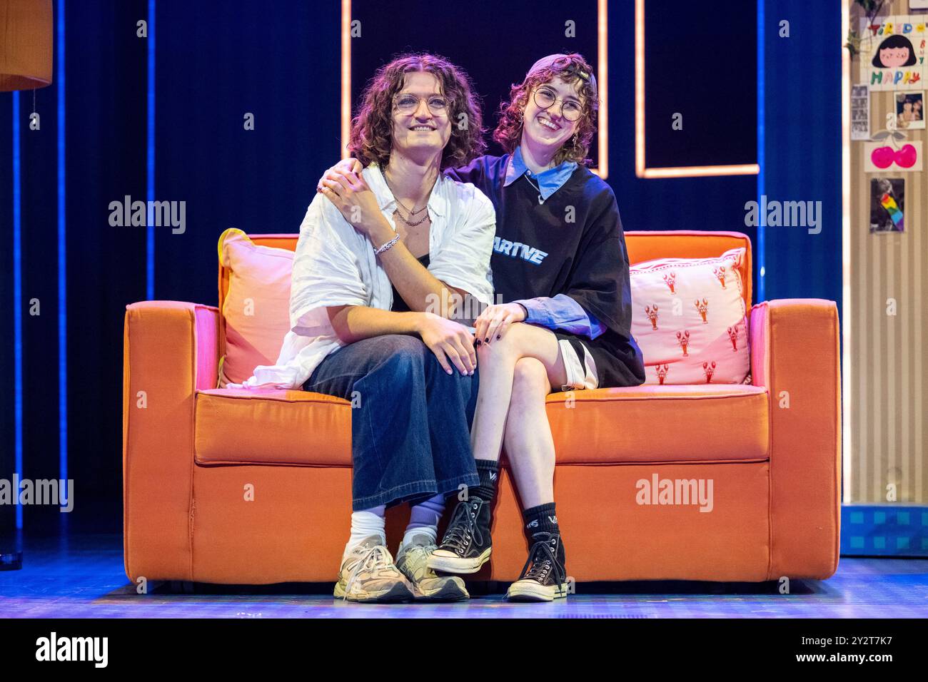 Londra, Regno Unito. 11 settembre 2024. (L) Toby Marlow e Lucy Moss a una chiamata fotografica per "Why Am i so Single?" Al Garrick Theatre. Il nuovo musical, di scrittori vincitori del Tony Award di SIX, Toby Marlow e Lucy Moss, segue due migliori amici attraverso gli alti e bassi delle loro vite di incontri. Lo spettacolo è diretto da Lucy Moss, con coreografie di Ellen Kane e durerà fino al 13 febbraio 2025. Crediti: Stephen Chung / Alamy Live News Foto Stock