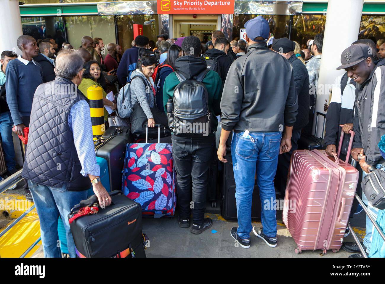 Nairobi, Kenya. 11 settembre 2024. I passeggeri sono bloccati a seguito di uno sciopero dei lavoratori dell'aviazione all'aeroporto internazionale Jomo Kenyatta di Nairobi, Kenya, l'11 settembre 2024. I lavoratori dell'aviazione keniota hanno paralizzato le operazioni di volo presso l'aeroporto internazionale Jomo Kenyatta (JKIA) di Nairobi, la capitale del Kenya, per il previsto noleggio dell'aeroporto a una compagnia indiana. Lo sciopero dei lavoratori dell'Autorità aeroportuale del Kenya è iniziato martedì sera e ha ritardato diversi voli. Crediti: Joy Nabukewa/Xinhua/Alamy Live News Foto Stock