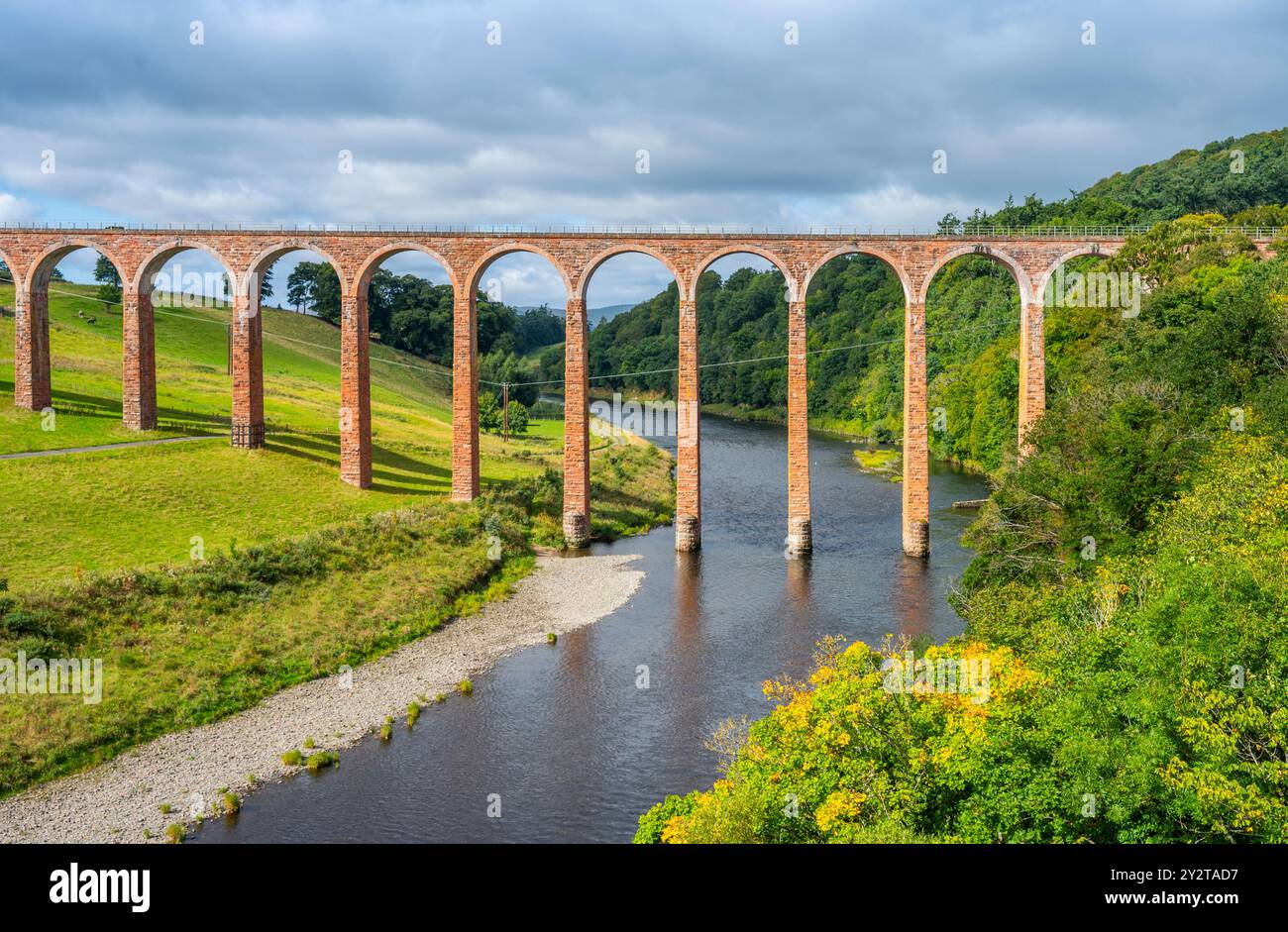 7 settembre 2024 Viadotto Leaderfoot, Drygrange, River Tweed, Scottish Borders, Scozia. Meteo nel Regno Unito. Una vista colorata mentre il sole splende sugli archi del Viadotto Leaderfoot che attraversa il fiume Tweed vicino a Melrose, nei confini scozzesi. Un punto di osservazione popolare per gli escursionisti e i turisti. Il viadotto Leaderfoot è talvolta noto come viadotto di Drygrange. Questo viadotto ferroviario si estende sul fiume Tweed vicino a Melrose e si trova a 126 metri dal fondo della valle del fiume. Fu aperta nel novembre 1863 per la Berwickshire Railway. La linea chiuse al traffico passeggeri il 13 agosto 1948. Foto Stock