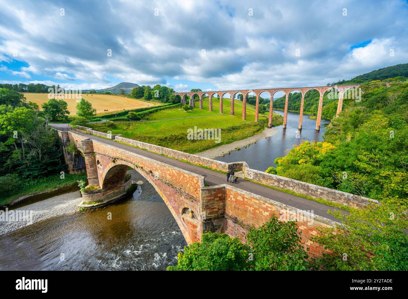 7 settembre 2024 Viadotto Leaderfoot, Drygrange, River Tweed, Scottish Borders, Scozia. Meteo nel Regno Unito. Una vista colorata mentre il sole splende sugli archi del Viadotto Leaderfoot che attraversa il fiume Tweed vicino a Melrose, nei confini scozzesi. Un punto di osservazione popolare per gli escursionisti e i turisti. Il viadotto Leaderfoot è talvolta noto come viadotto di Drygrange. Questo viadotto ferroviario si estende sul fiume Tweed vicino a Melrose e si trova a 126 metri dal fondo della valle del fiume. Fu aperta nel novembre 1863 per la Berwickshire Railway. La linea chiuse al traffico passeggeri il 13 agosto 1948. Foto Stock