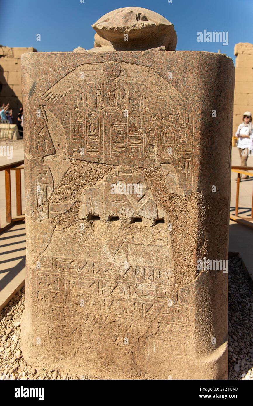Luxor, Egitto; 16 gennaio 2024: La statua sacra dello scarabeo a Karnak, messaggero del dio Sole Ra, è stata venerata per secoli. Foto Stock