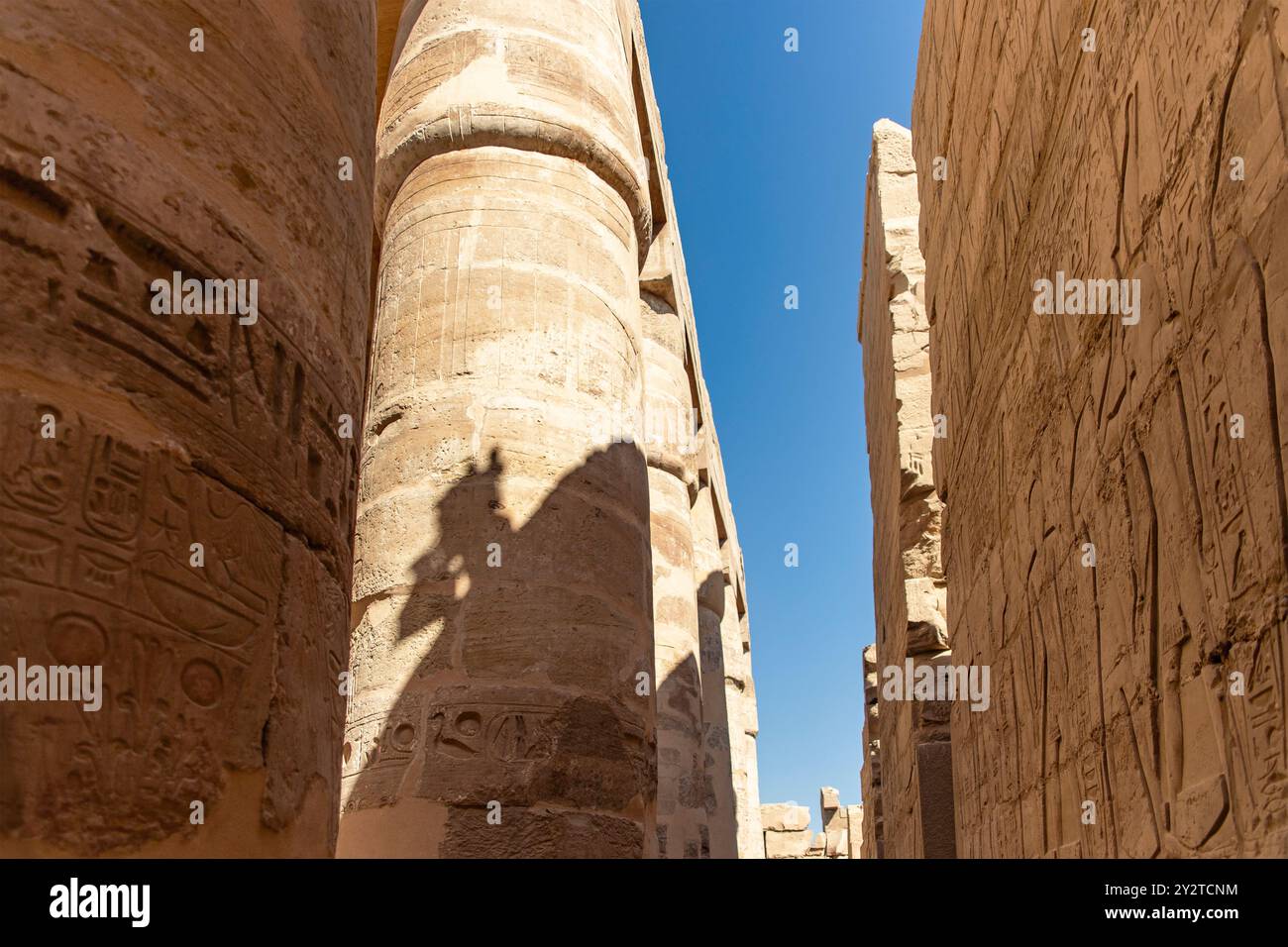 La sala ipostila del tempio di Karnak nel complesso Karnak a Luxor, Egitto, è uno scorcio del passato. La sala ricorda il potere. Foto Stock