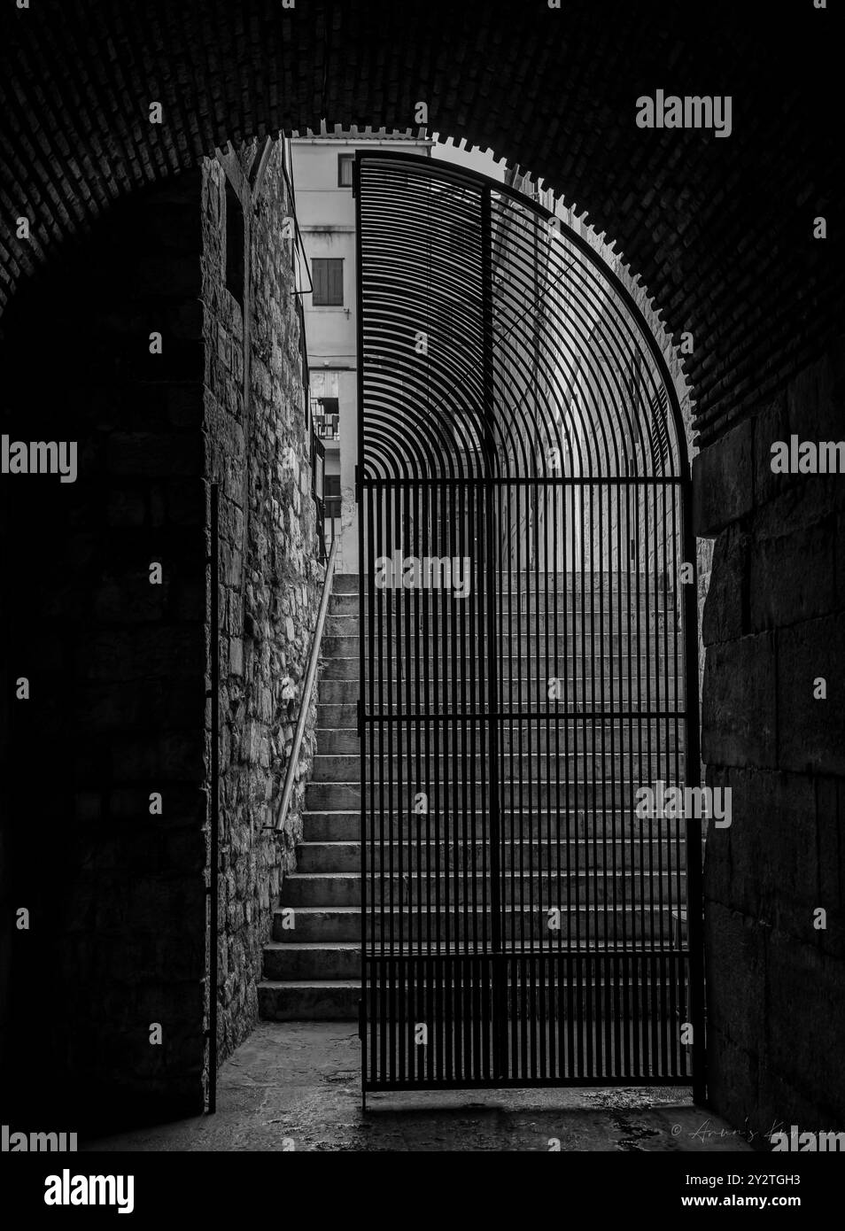 Un monocromatico del Palazzo di Diocleziano con scale che conducono ad un edificio sullo sfondo. Foto Stock