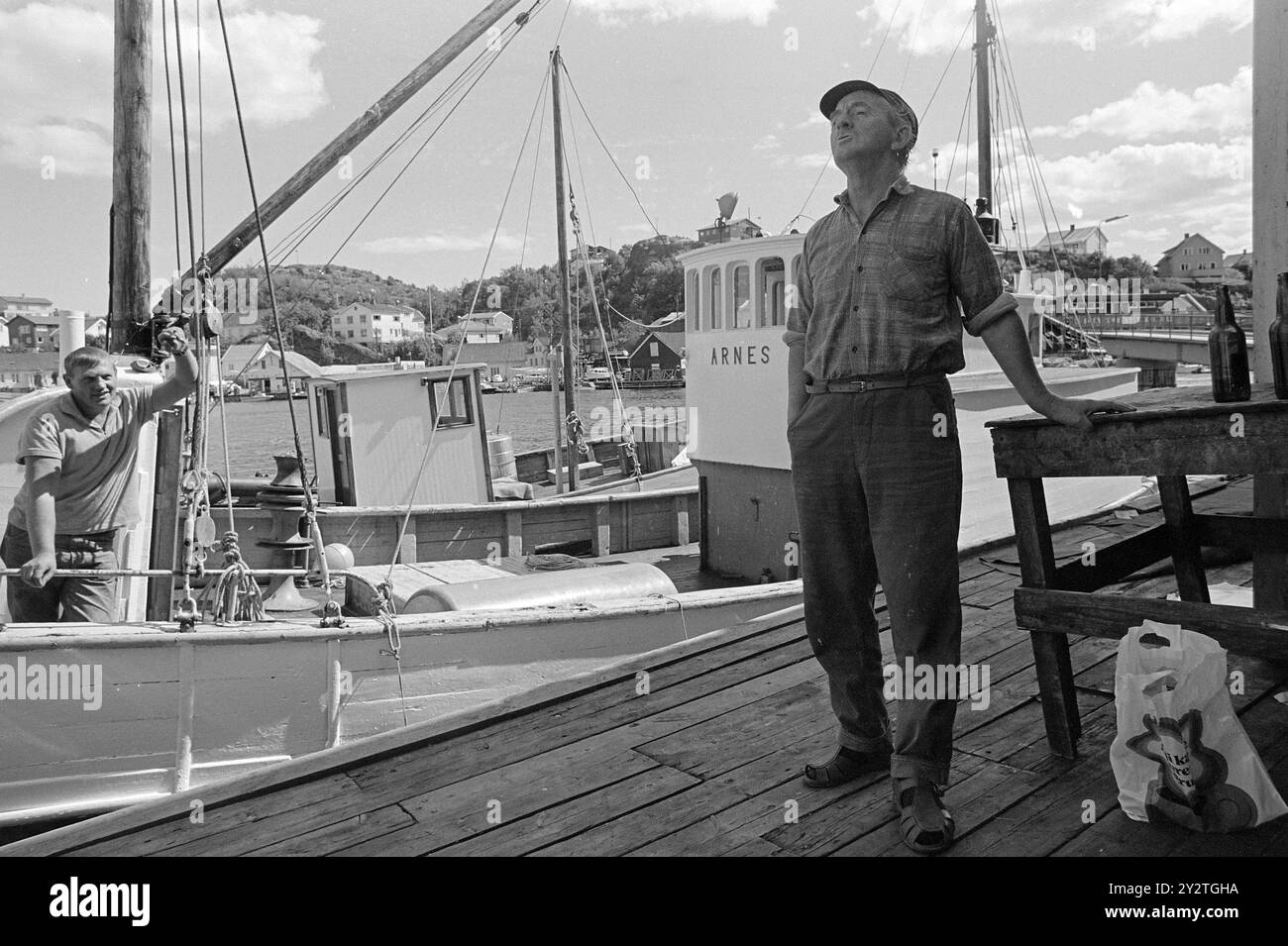 Attuale 32 - 3 - 1971: Una città piena di estate la personalità urbana di Kragerø è disordinata, asimmetrica e affascinante. L'invasione turistica non è incondizionatamente popolare tra i residenti permanenti, ma i più sommersi sembrano andare bene. Robert Nikolaysen si piace di più vicino ai moli. Qui abita e vive. Egli stesso si presenta come poeta e cantante, ed è felice di creare una poesia autoscritta per un piccolo compenso. Se sei fortunato, ne riceverai uno gratuito con il tuo acquisto. Foto: ODD Ween/Aktuell/NTB ***IMMAGINE NON ELABORATA*** il testo dell'immagine è auto trans Foto Stock