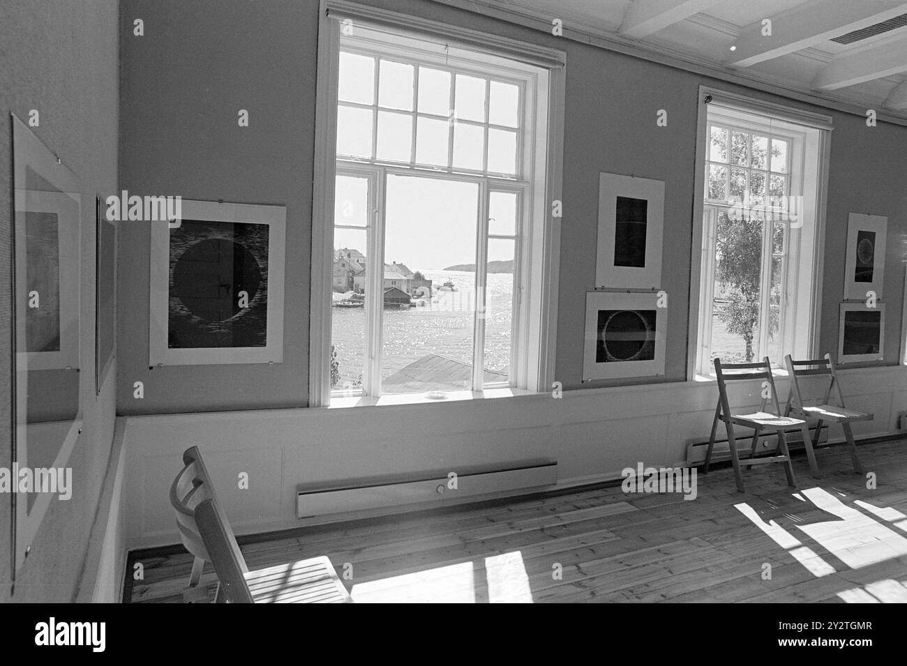 Attuale 32 - 3 - 1971: Una città piena di estate la personalità urbana di Kragerø è disordinata, asimmetrica e affascinante. L'invasione turistica non è incondizionatamente popolare tra i residenti permanenti, ma i più sommersi sembrano divertirsi. Kragerø ha anche ricevuto una galleria d'arte. La vista dalle finestre sull'arcipelago è un'opera d'arte in sé e si inserisce perfettamente nella mostra. Foto: ODD Ween/Aktuell/NTB ***IMMAGINE NON ELABORATA*** il testo dell'immagine è tradotto automaticamente Foto Stock