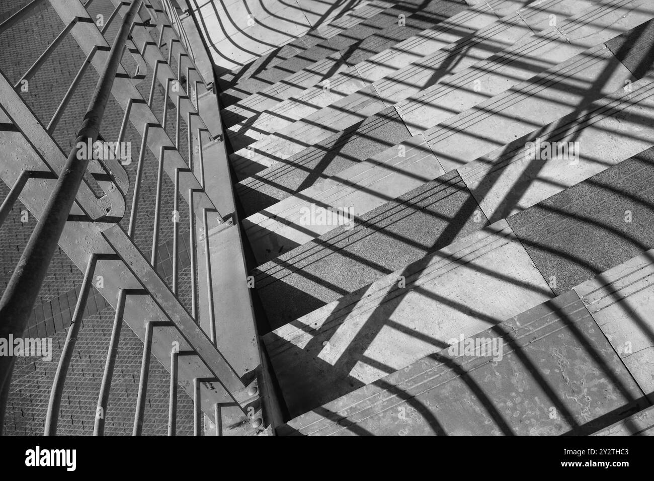 Scala urbana astratta con Scramatic Shadows in Black and White. Foto Stock