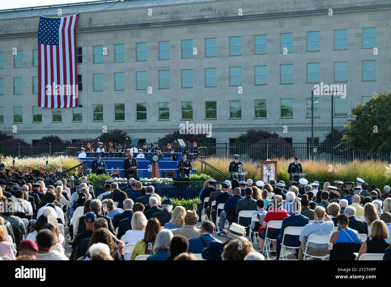Arlington, Stati Uniti. 11 settembre 2024. I militari hanno letto i nomi delle vittime e suonato un campanello in una cerimonia commemorativa in occasione dell'anniversario dell'attentato del Pentagono dell'11 settembre 2024 per celebrare 23 anni dagli attacchi terroristici del 9/11 al Pentagono di Arlington, Virginia, mercoledì 11 settembre 2024. Foto di Annabelle Gordon/UPI. Crediti: UPI/Alamy Live News Foto Stock