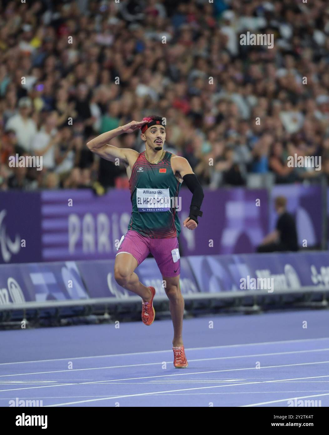 Aymane El Haddaoui del Marocco gareggia nei 400m T47 maschili ai Giochi Paralimpici estivi di Parigi 2024 allo Stade de France il 7 settembre 2024 a P Foto Stock