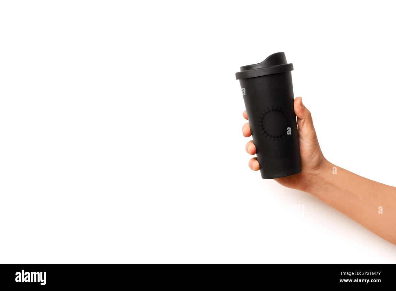 Uomo che regge una tazza thermos in plastica nera su sfondo bianco con spazio di copia Foto Stock