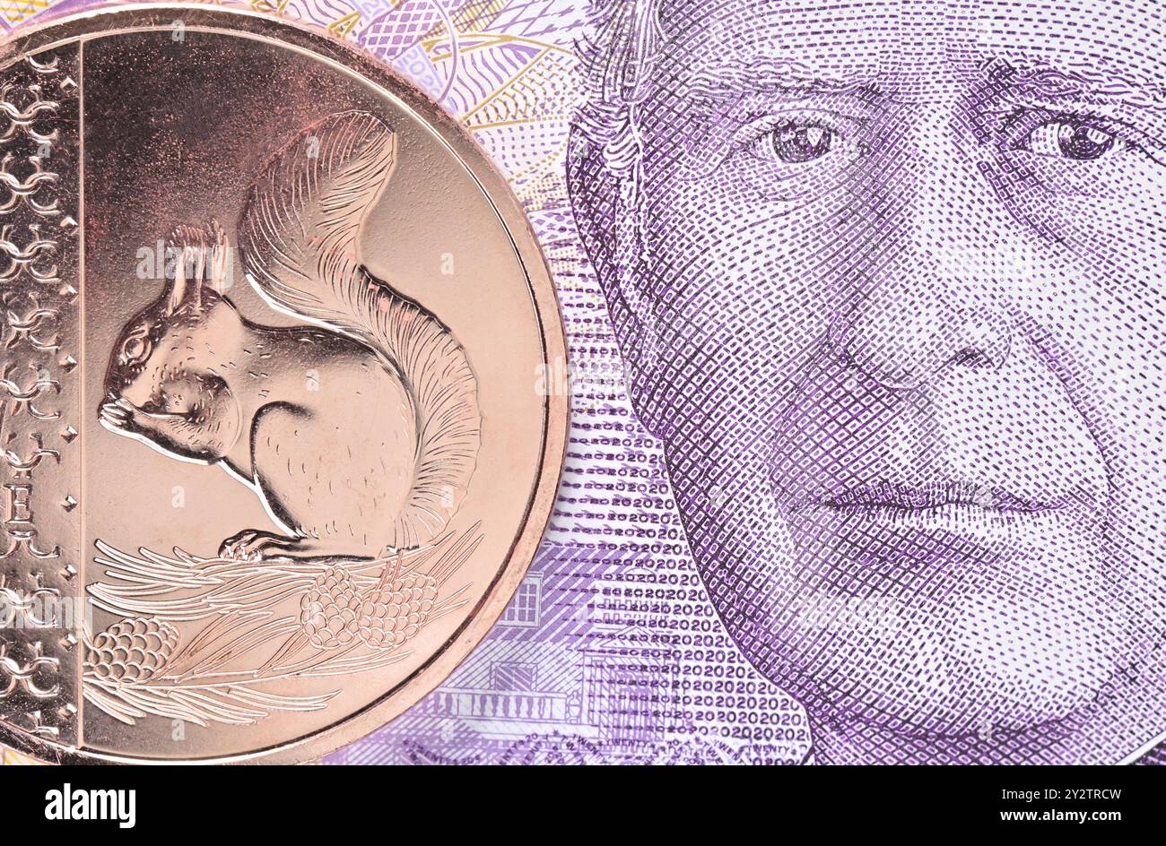 Charles III: Banconote da 20 sterline e monete da 2 pezzi Foto Stock