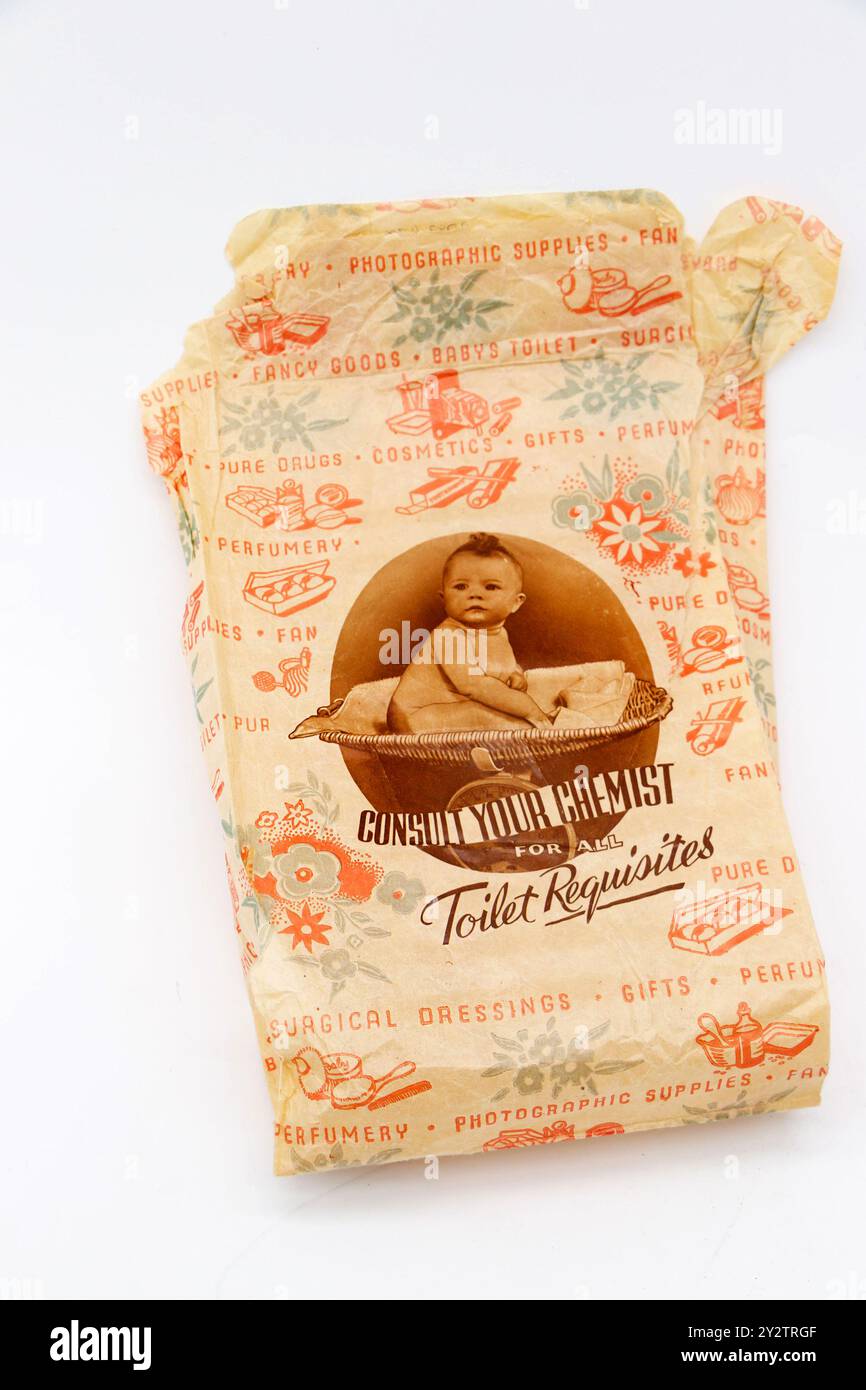 sacchetto di carta vintage di farmacia con un bambino in un cestino isolato su sfondo bianco Foto Stock
