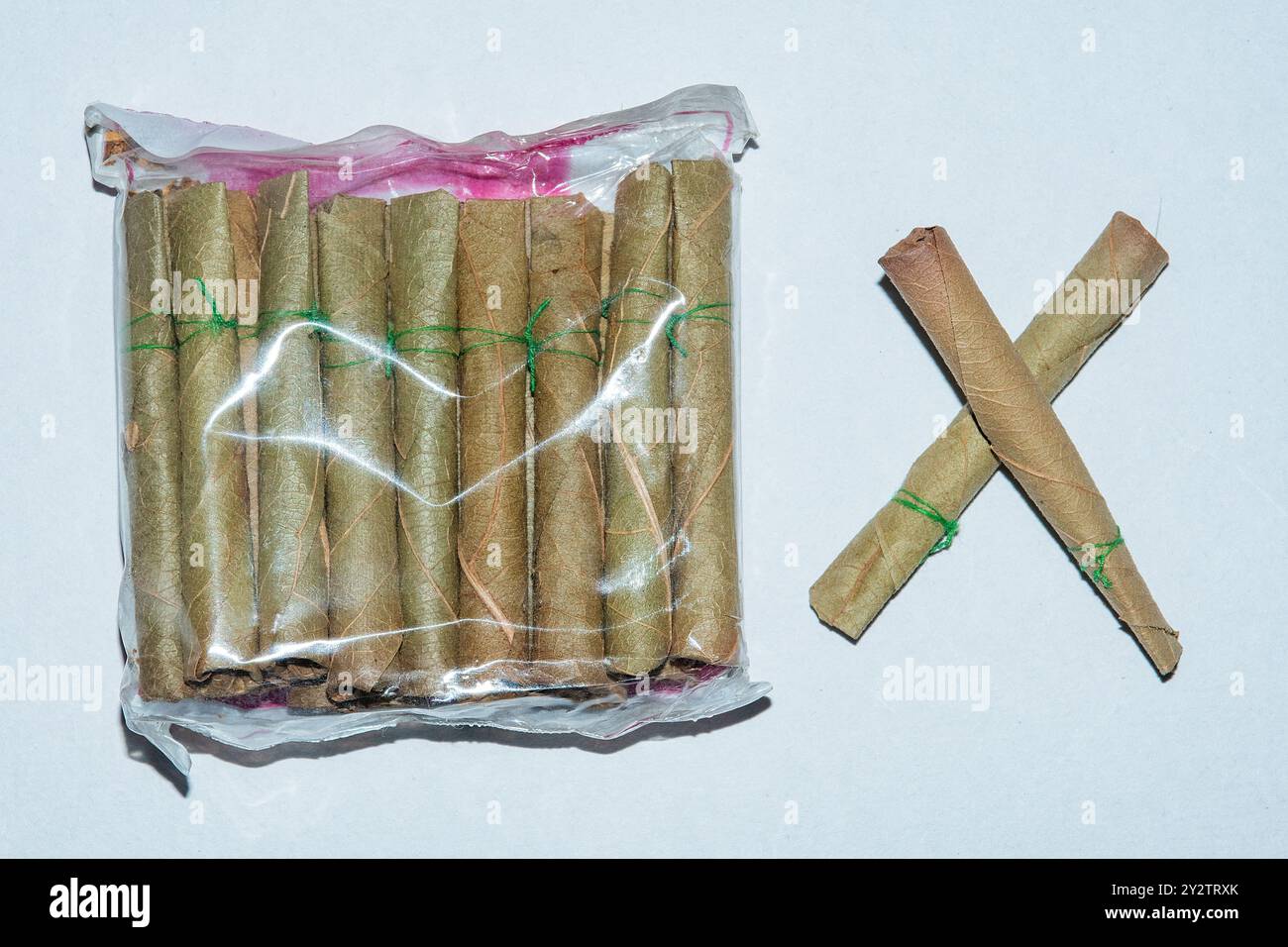 Un pacchetto di Bidi o Biri, un sigaro fatto a mano con un segno incrociato come cartello di avvertimento "VIETATO FUMARE" Foto Stock