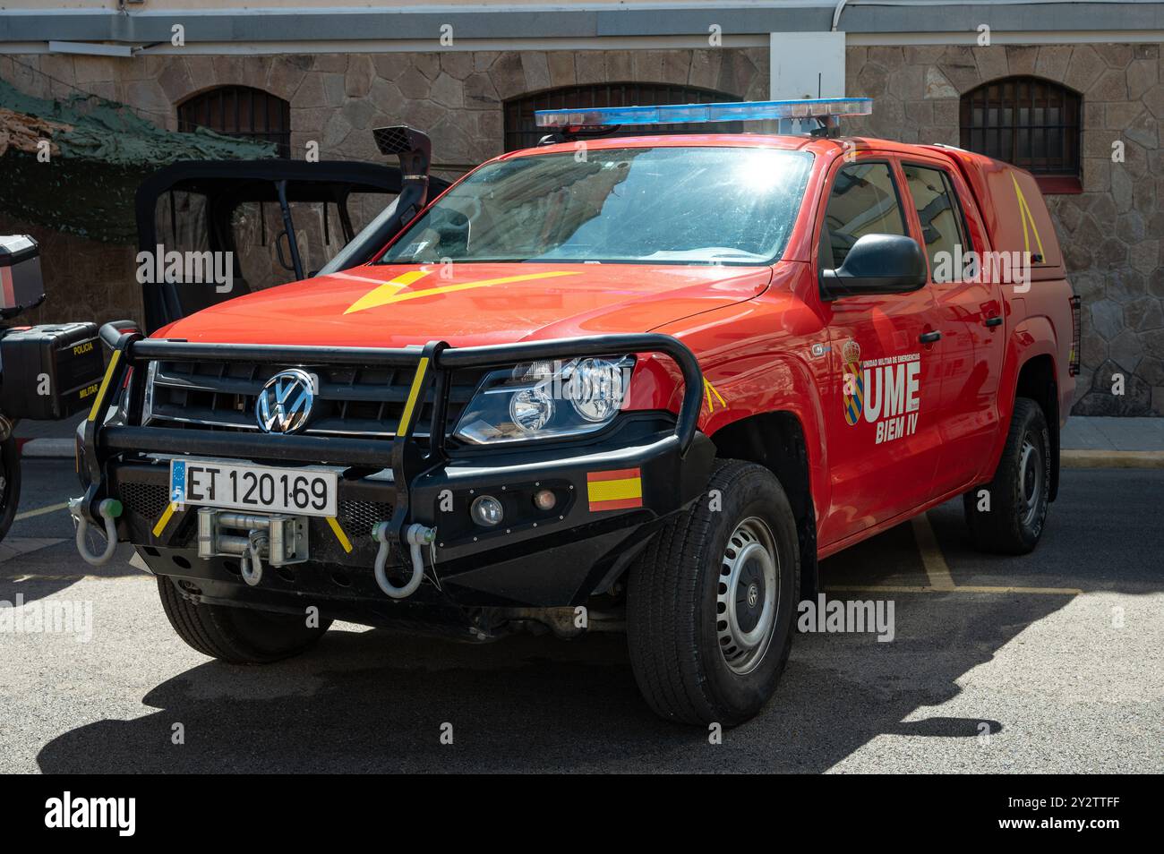 Red Volkswagen Amarok V6 SUV dell'unità di emergenza militare UME per servire Biem IV, veicolo dell'esercito spagnolo nei giorni di apertura della caserma Bruch Foto Stock
