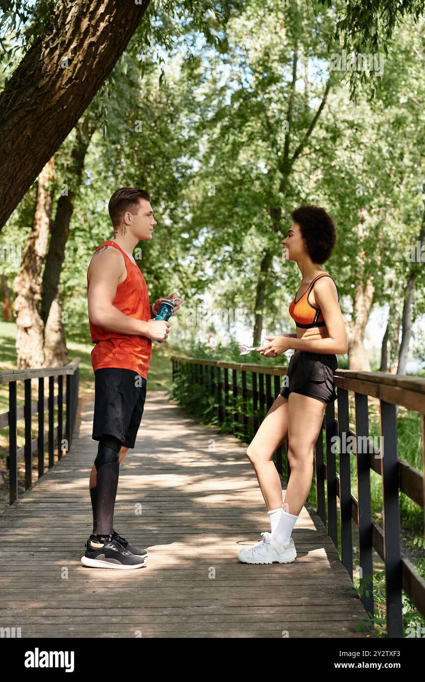 Due amici si impegnano in un vivace allenamento all'aperto, mostrando forza e amicizia in mezzo alla natura. Foto Stock