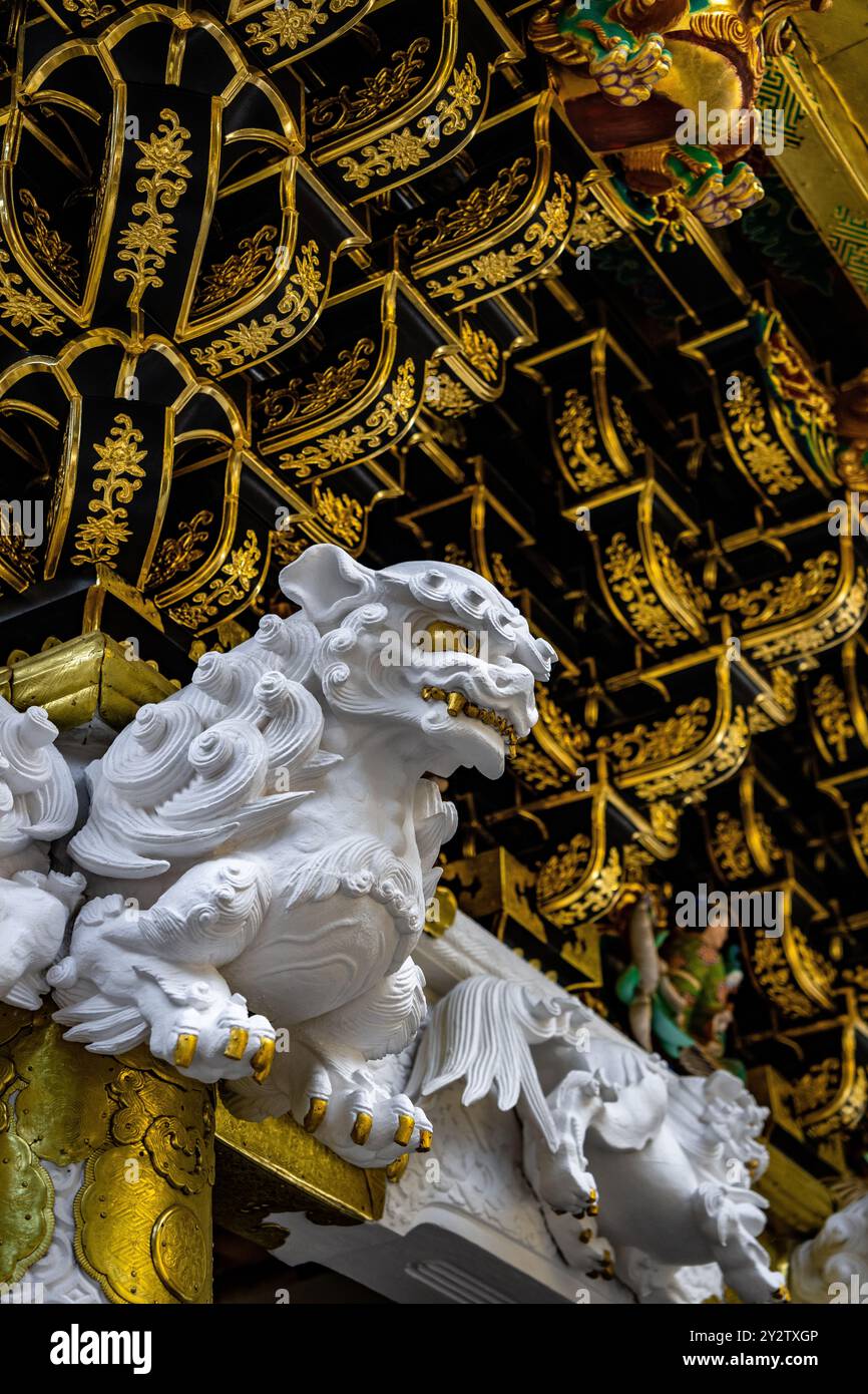 Una splendida foto dell'antica statua ornata della porta del Leone bianco di Yomeimon presso il santuario shintoista buddista Nikko Toshogu a Nikko in Giappone. Foto Stock