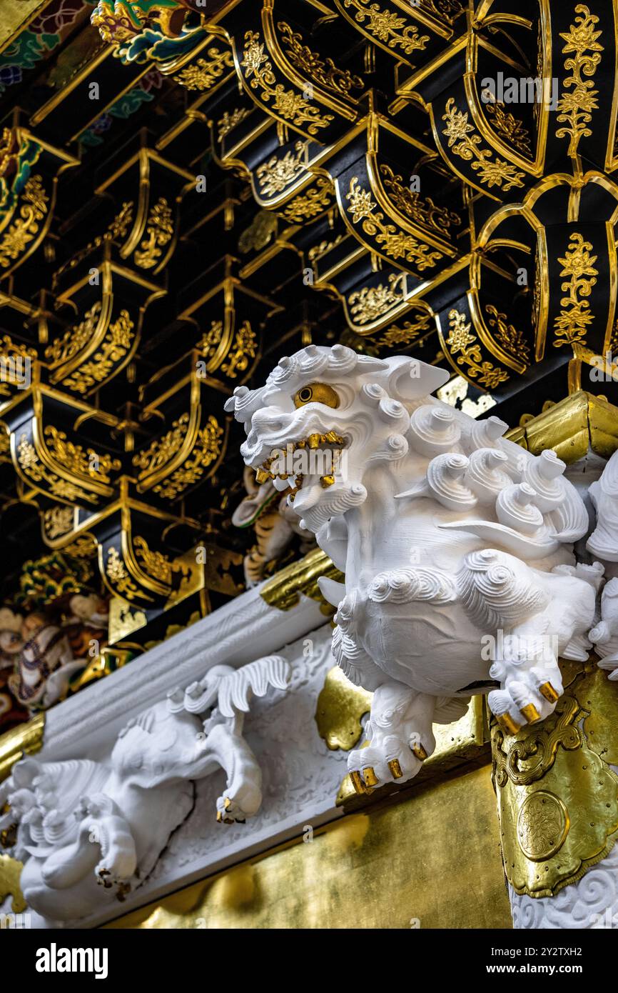 Una splendida foto dell'antica statua ornata della porta del Leone bianco di Yomeimon presso il santuario shintoista buddista Nikko Toshogu a Nikko in Giappone. Foto Stock