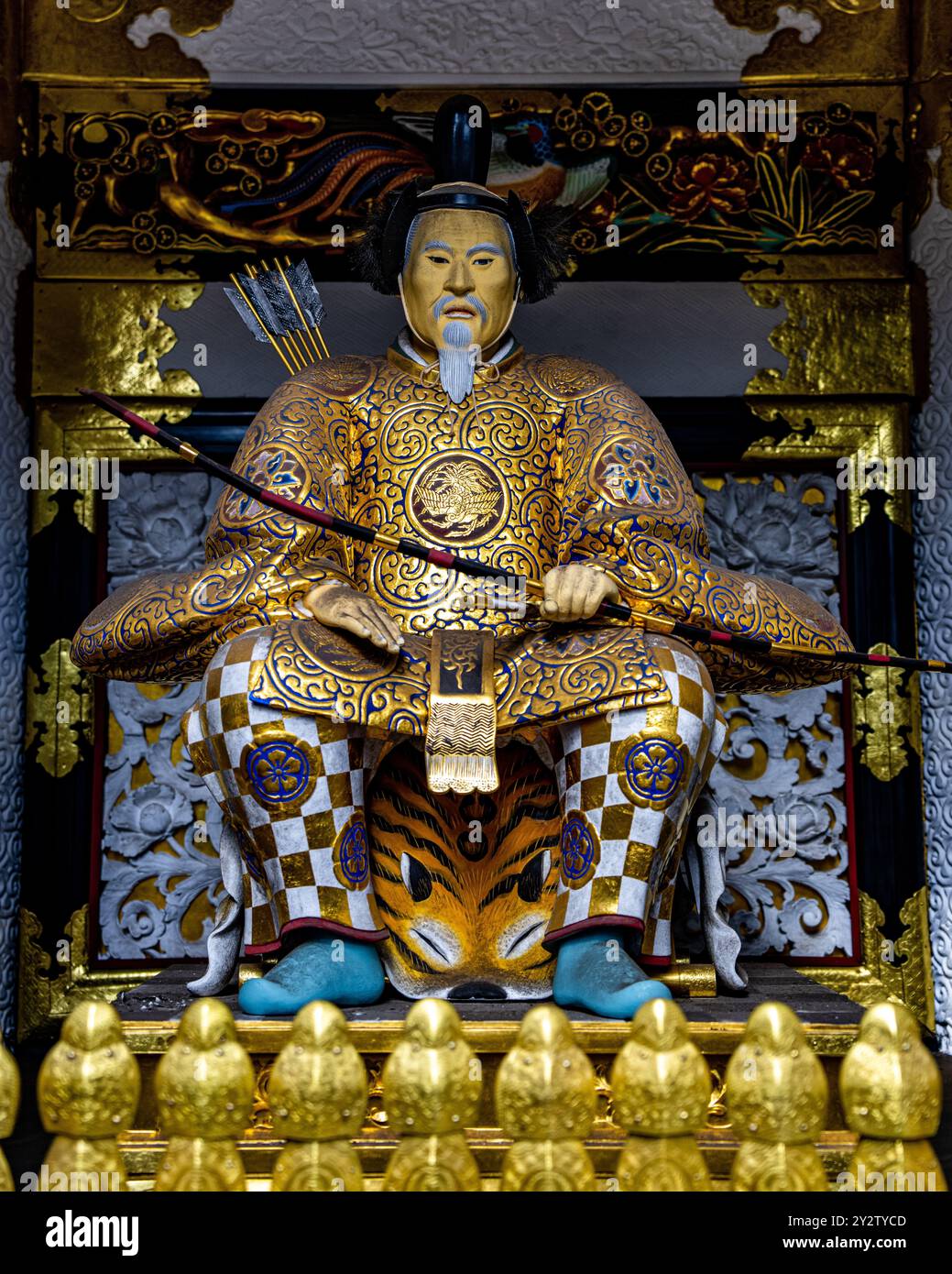 Il Santuario Nikko Toshogu porta Yomei Statua del Guardiano d'oro con frecce di arco e balenottere al complesso del Tempio Shinto buddista a Nikko in Giappone. Foto Stock