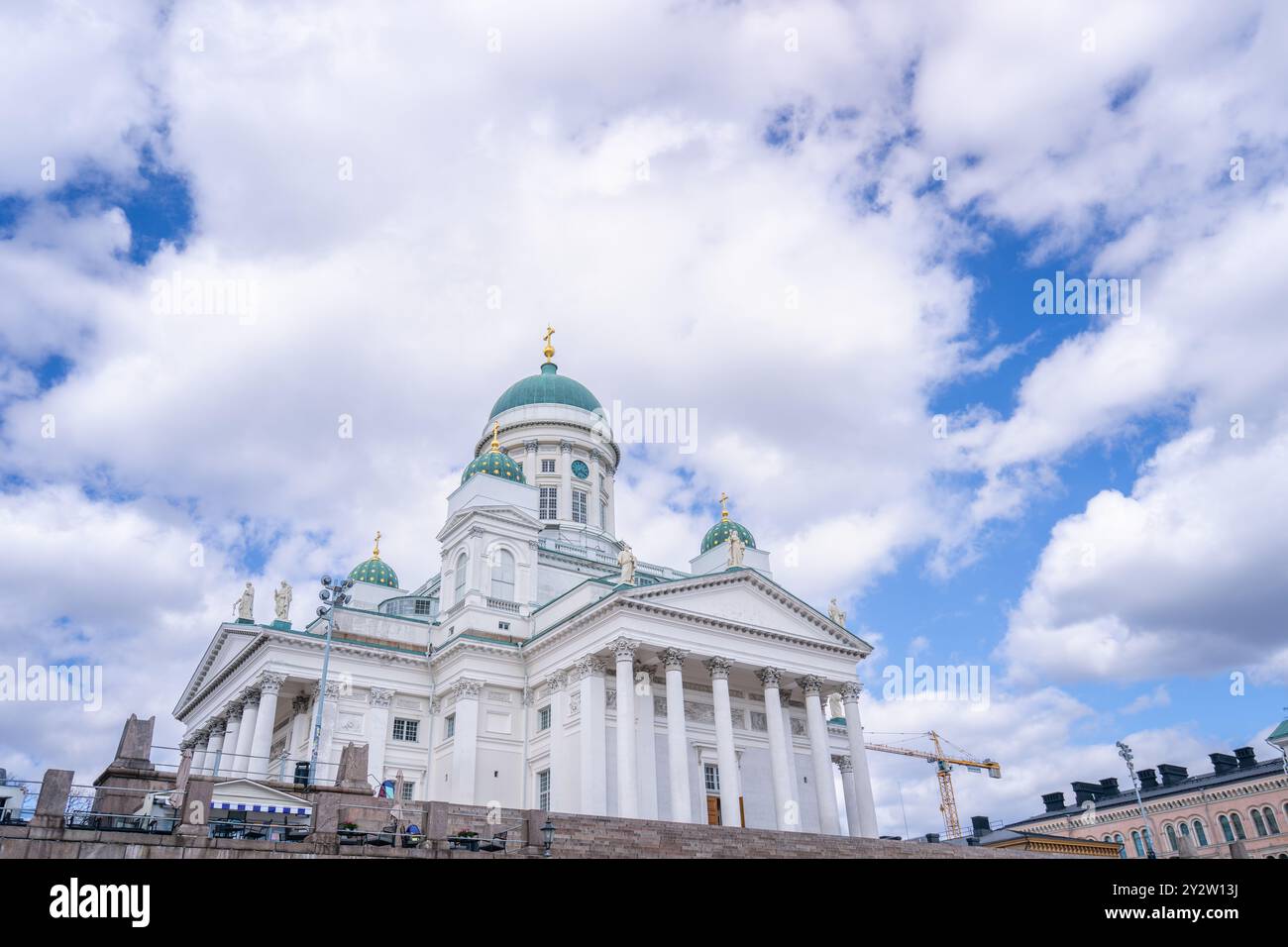 Una splendida vista dell'iconica cattedrale di Helsinki. La sua facciata neoclassica bianca e le cupole verdi creano un suggestivo contrasto con il cielo blu. Helsi Foto Stock