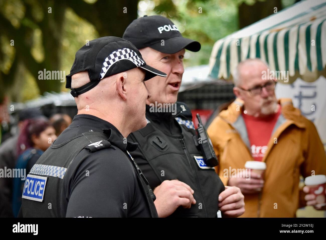 Agenti di polizia fotografati in un evento della comunità. Credito immagine: James Hind/Alamy. Foto Stock