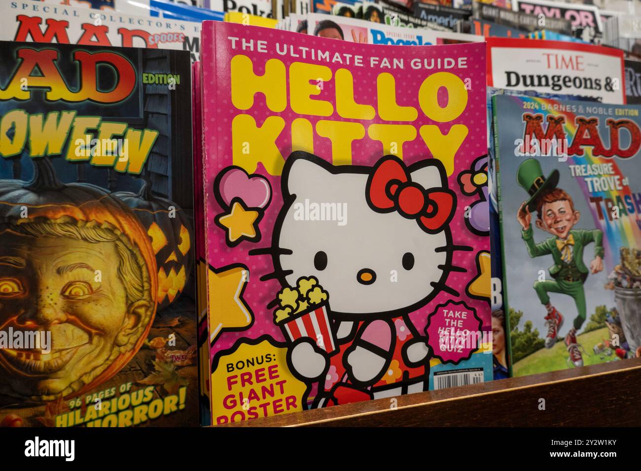 Barnes & Noble Booksellers sulla Fifth Avenue a New York City ha una vasta selezione di riviste, Stati Uniti 2024 Foto Stock