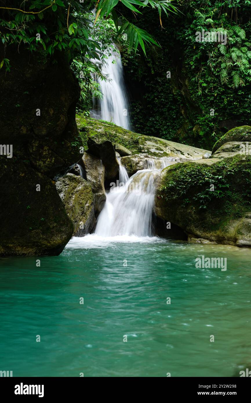 Cascata nella foresta di montagna nel villaggio di Palpa, Nepal. Foto Stock