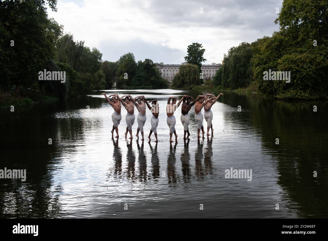 Londra, 11 settembre 2024, il cast del lago dei cigni di Matthew Bourne crea un momento da questa iconica produzione di danza in costume sul lago a St James' Park. Ballerini: Matthew Amos, Xavier Andriambolanoro, Ben Brown, Perreira de Jesus Franque, Jackson Fisch, Rory Macleod, Leonardo McCorkindale, Harry Ondrak-Wright, Barnaby Quarendon - Lou Morris Photography/Alamy Live News Foto Stock